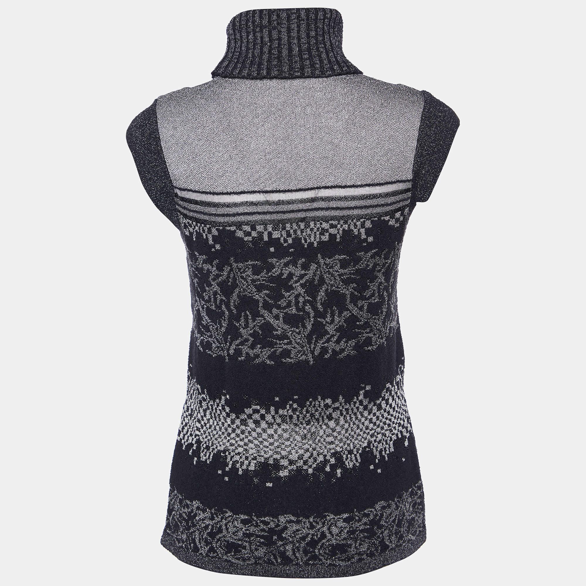 Une sortie hivernale sans pull est pratiquement impossible. Heureusement, un pull élégant comme celui-ci enrichira toujours votre tenue sans effort. Conçu avec des tissus de qualité, ce pull est à la fois confortable et élégant.