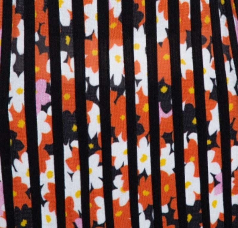 This lovely top from Kenzo is made from a blend of quality fabrics. It flaunts lovely hues along with a flower print and pleated texture all over. A round neckline, long sleeves, and comfortable fit make the top complete.