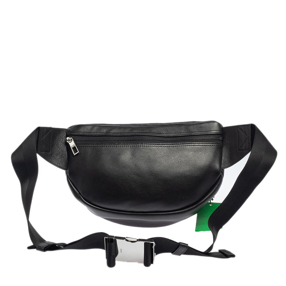 Add class to your look by accessorizing with this Kenzo belt bag. Designed expertly, this creation features a leather body enhanced with tiger embroidery at the front. The bag flaunts the brand label at the top. It is complete with an adjustable