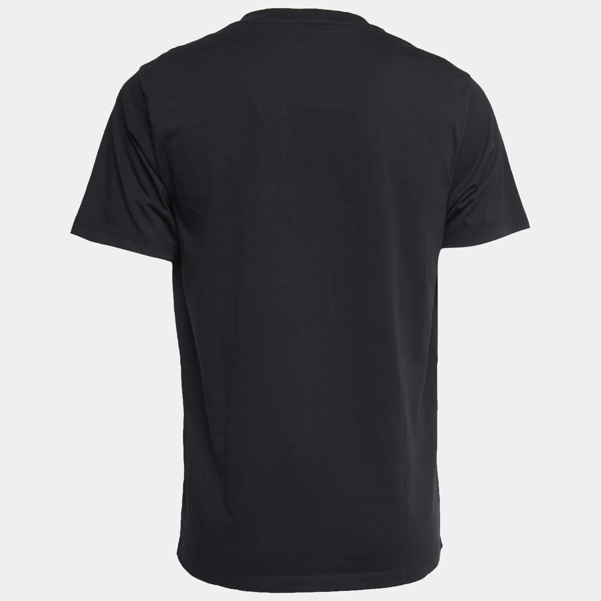 Une combinaison parfaite de confort, de luxe et de style, ce t-shirt de créateur est une pièce incontournable. Fabriquée à partir de matériaux de qualité, la création peut être stylisée avec un pantalon en jean et des baskets pour un look cool.