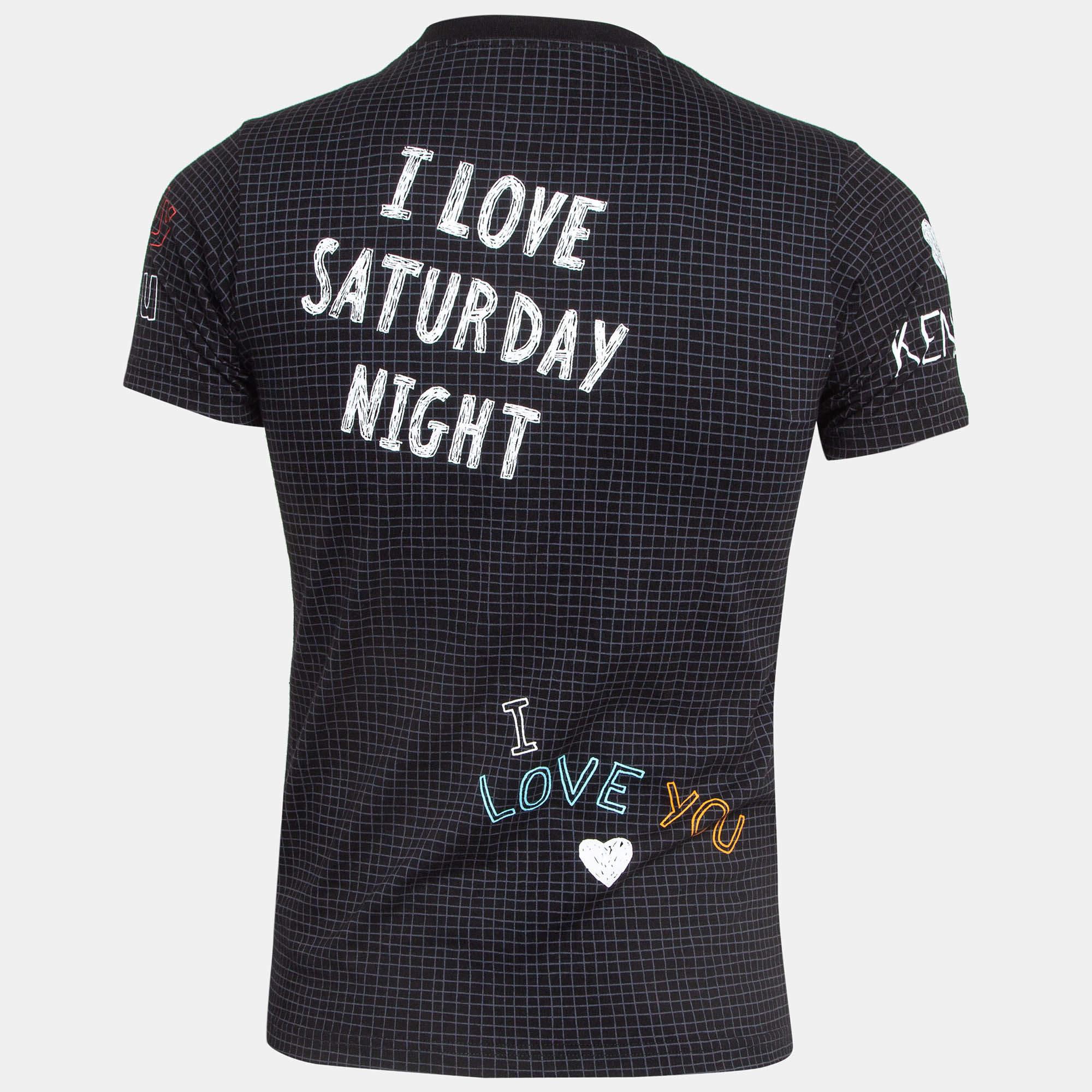 Holen Sie sich den Komfort und den richtigen lässigen Stil mit diesem Designer-T-Shirt. Die Kreation mit dem schlichten Ausschnitt und den charakteristischen Details ist zuverlässig und langlebig.