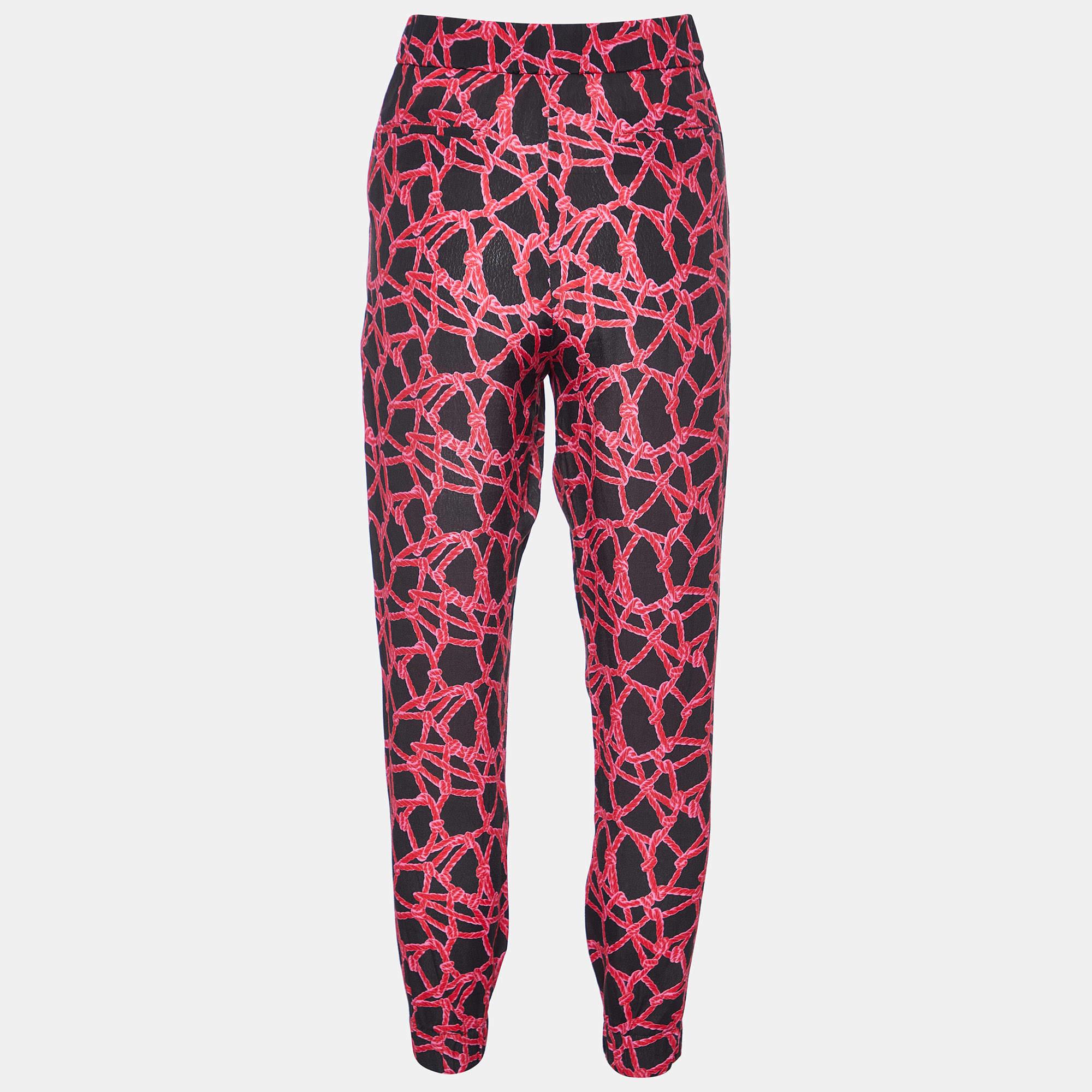Enhance your casual attire with this pair of trousers. Designed into a superb silhouette and fit this pair of trousers will definitely make you look elegant.