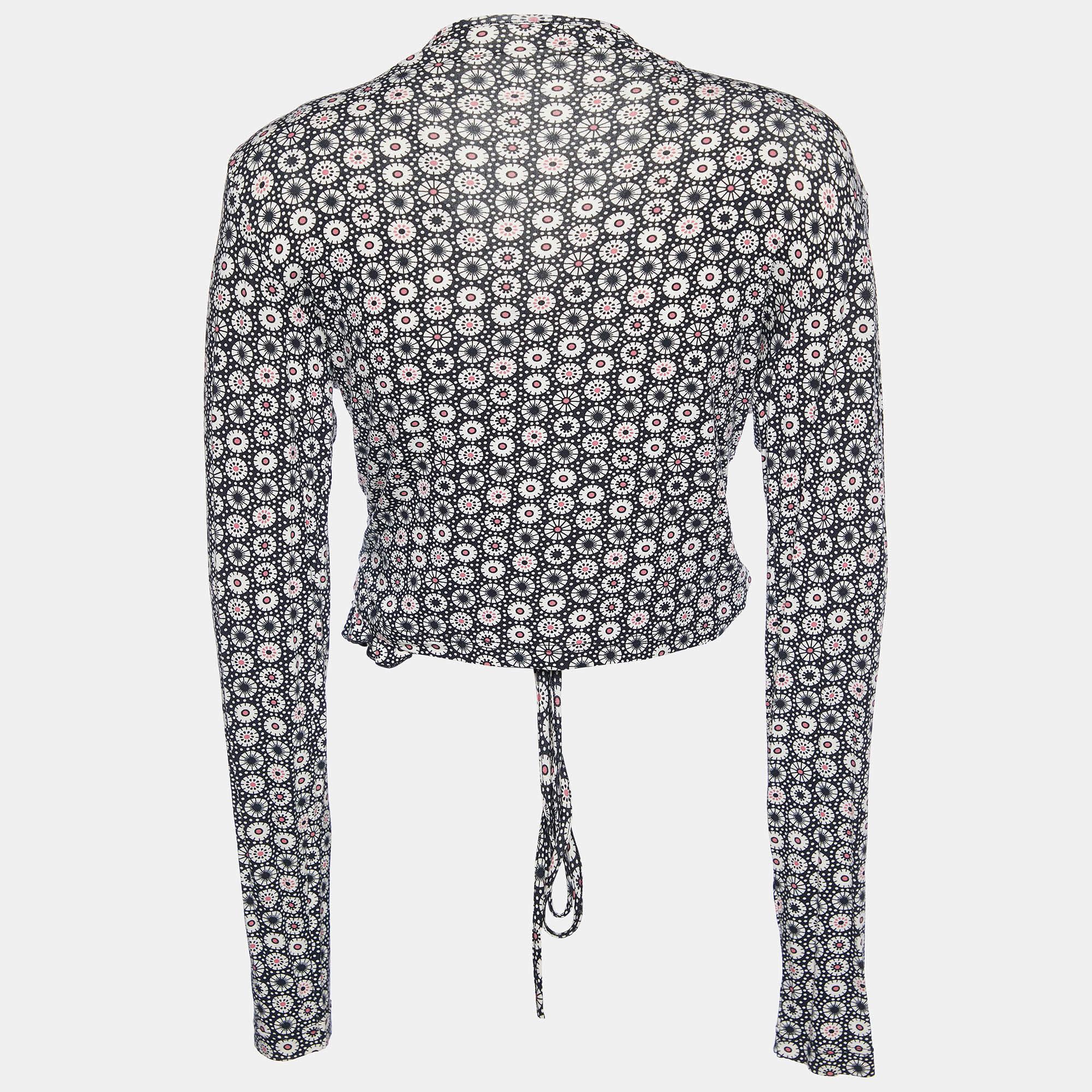 Easy to pair with skirts jeans or tailored pants this Kenzo shrug ensures versatile styling options. Made using quality fabrics it features long sleeves and a wrap detail.