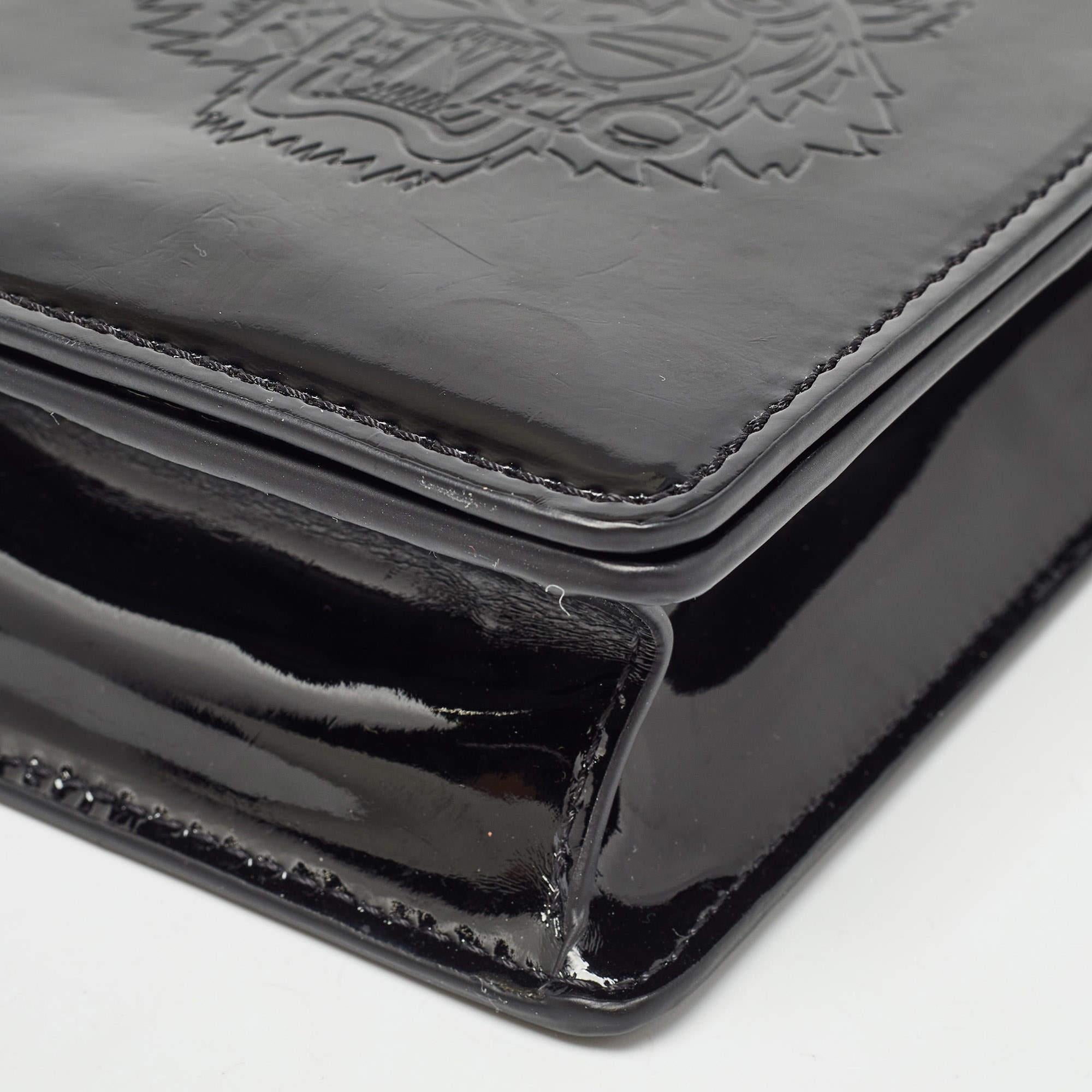 Bolso cruzado con solapa de charol repujado con cabeza de tigre negro Kenzo en venta 4