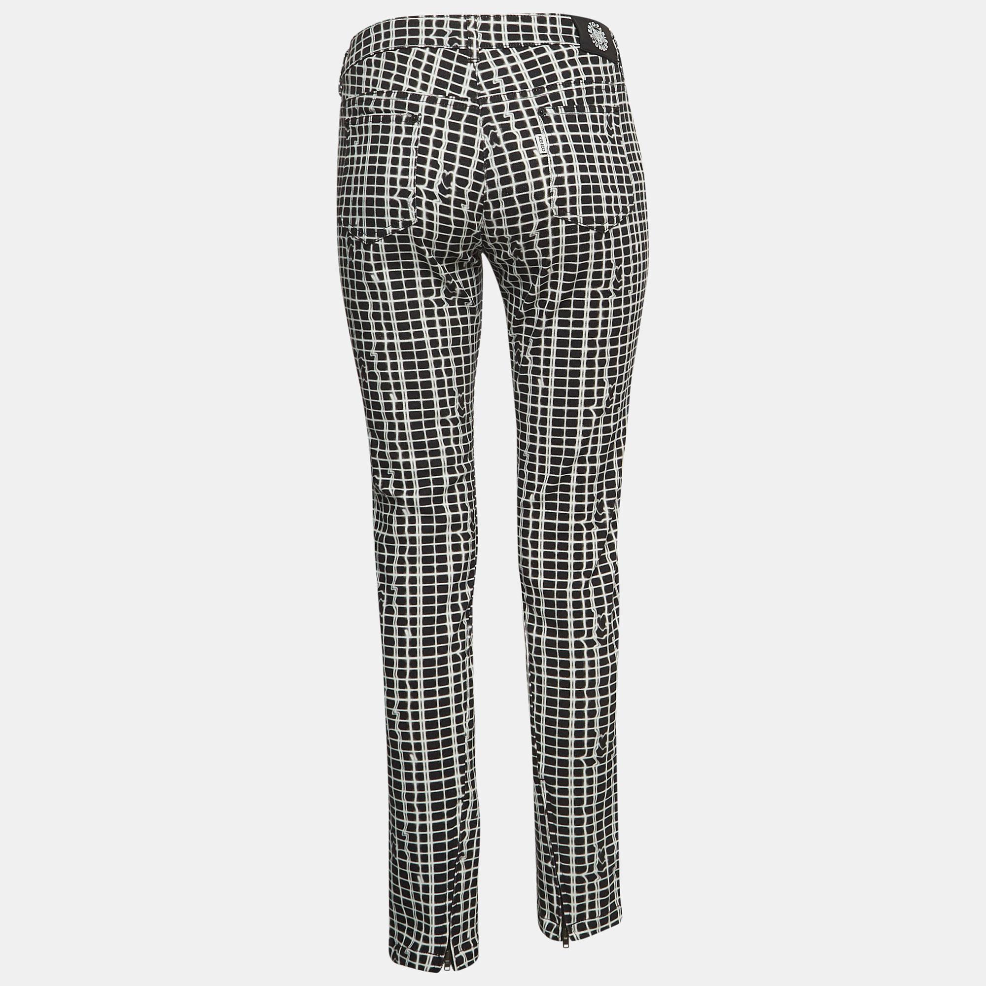 A good pair of jeans always makes the closet complete. This pair of jeans is tailored with such skill and style that it will be your favorite in no time. It will give you a comfortable, stylish fit.  