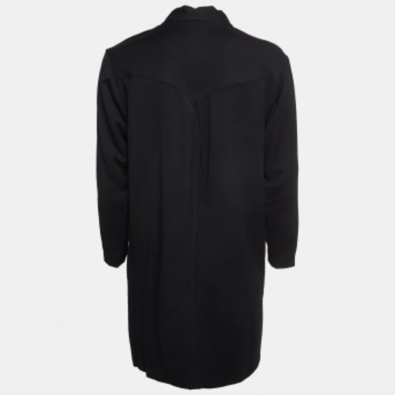Dieses Designerkleid ist ein schickes und stilvolles Kleidungsstück, das Eleganz und Raffinesse ausstrahlt. Mit seinem eleganten Design, der schmeichelhaften Silhouette und der hochwertigen Verarbeitung ist dieses Kleid perfekt für jeden besonderen