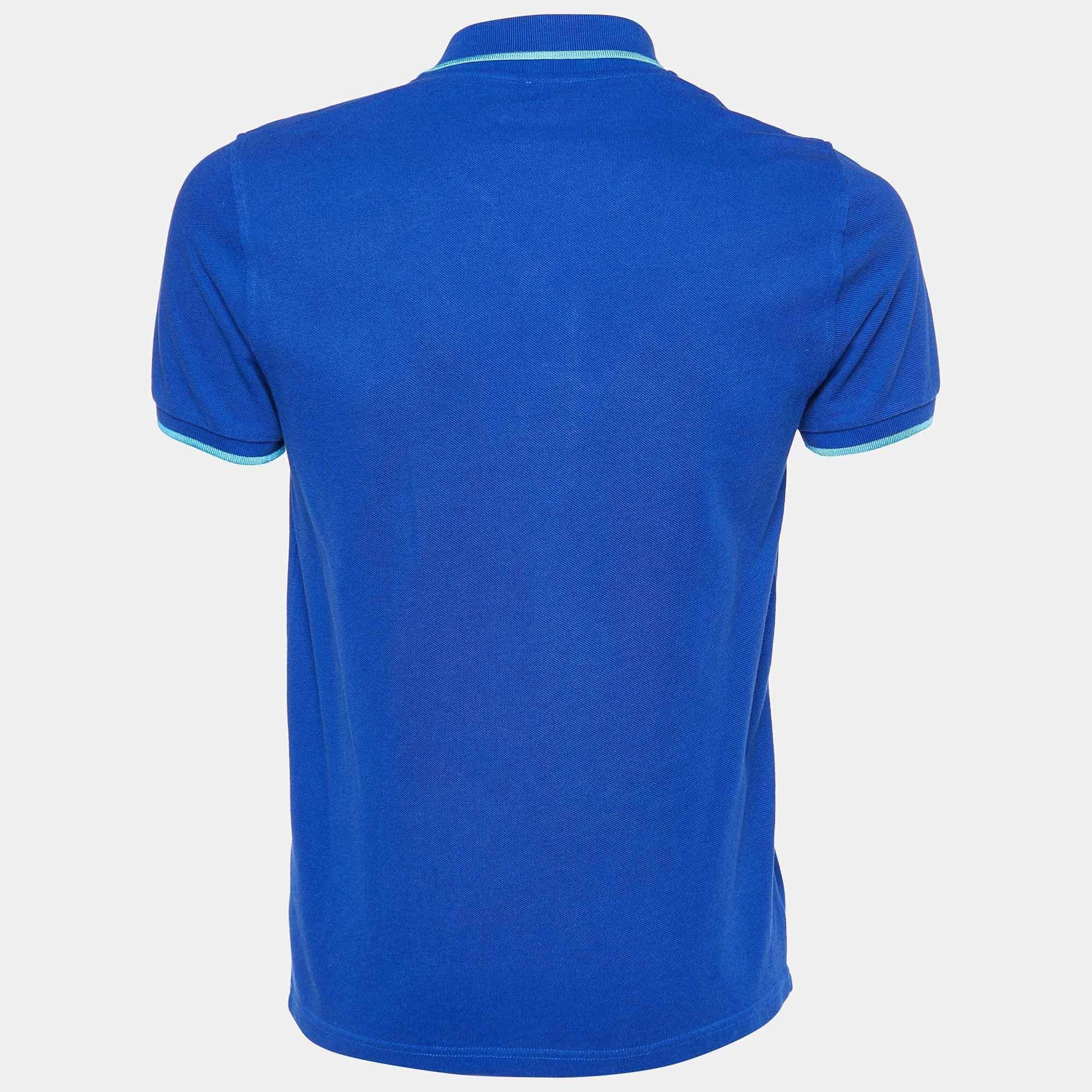 Una perfetta combinazione di comfort, lusso e stile: questa t-shirt firmata è un pezzo imperdibile Realizzata con materiali di qualità, può essere abbinata a pantaloni in denim e sneakers per un look cool.
