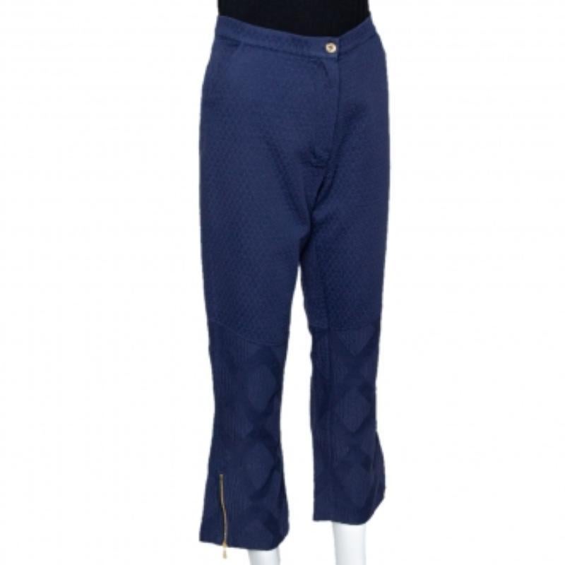 Cette paire de pantalons Kenzo est juste ce qu'il vous faut pour élever votre quotient de style. Facile à associer, ce pantalon bleu vous offrira une grande variété de looks. Taillée avec soin dans des matériaux de qualité et conçue avec des motifs