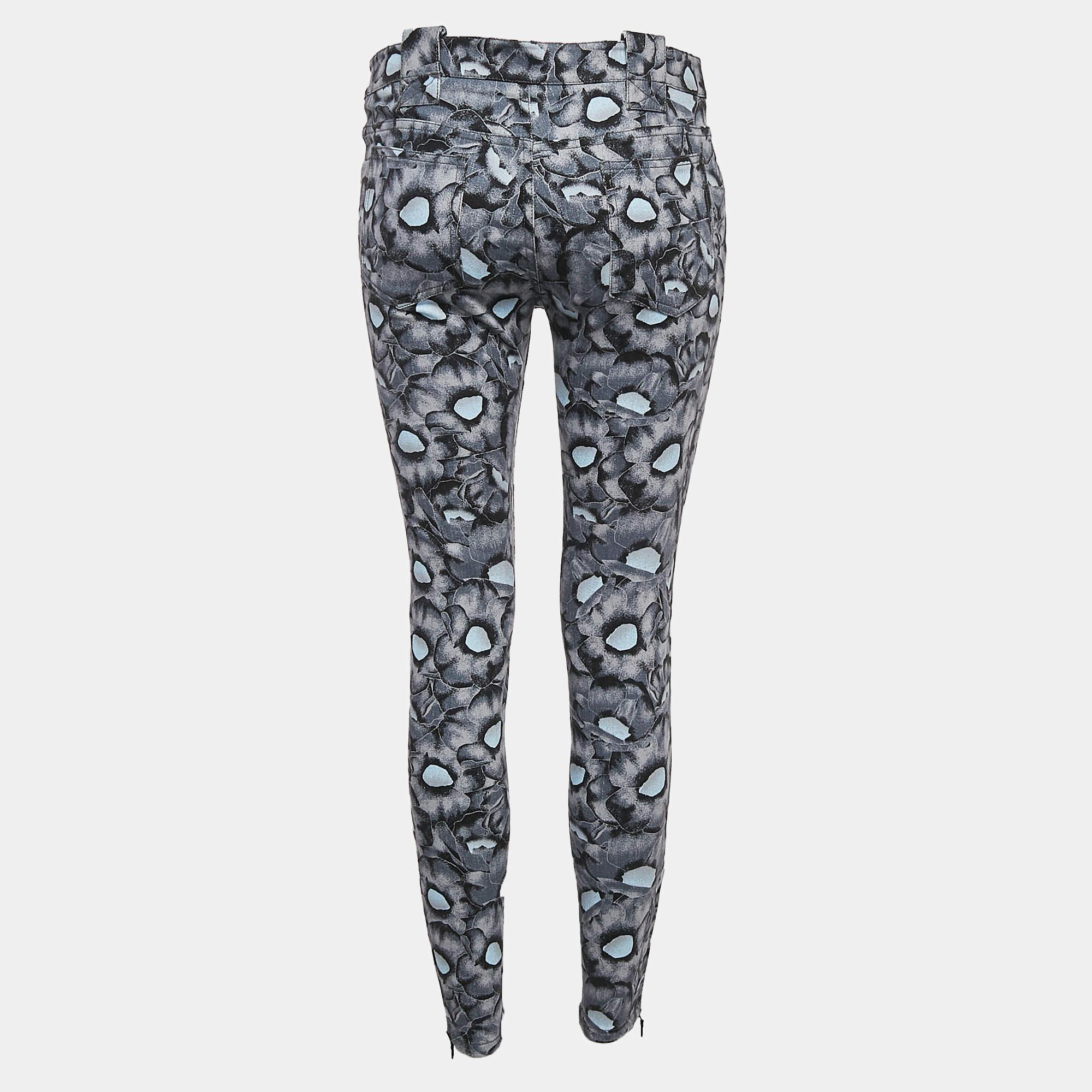 A good pair of jeans always makes the closet complete. This pair of jeans is tailored with such skill and style that it will be your favorite in no time. It will give you a comfortable stylish fit.