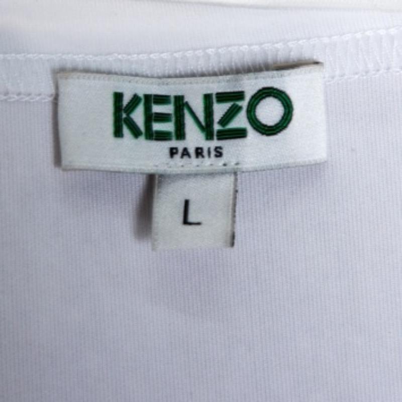 Kenzo präsentiert Ihnen diese schlichte, aber stilvolle Kreation aus der Frühjahrskollektion 2014. Das blaue Oberteil aus hochwertigem MATERIAL hat eine übergroße Passform und einen abstrakten Print auf dem ganzen Körper. Der Rundhalsausschnitt und