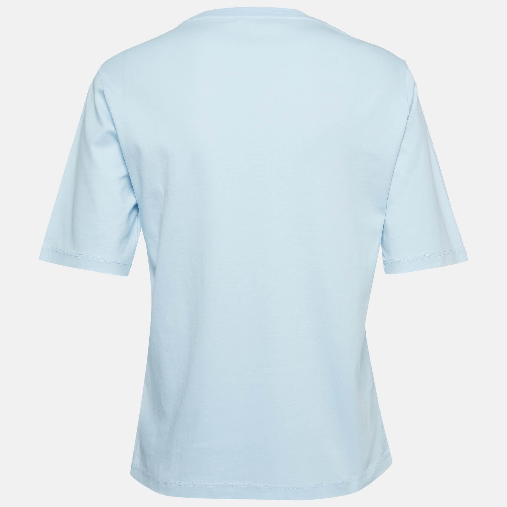 A perfect combination of comfort luxury and style this designer t shirt is a must have piece Made from quality materials the creation can be styled with denim pants and sneakers for a cool look.