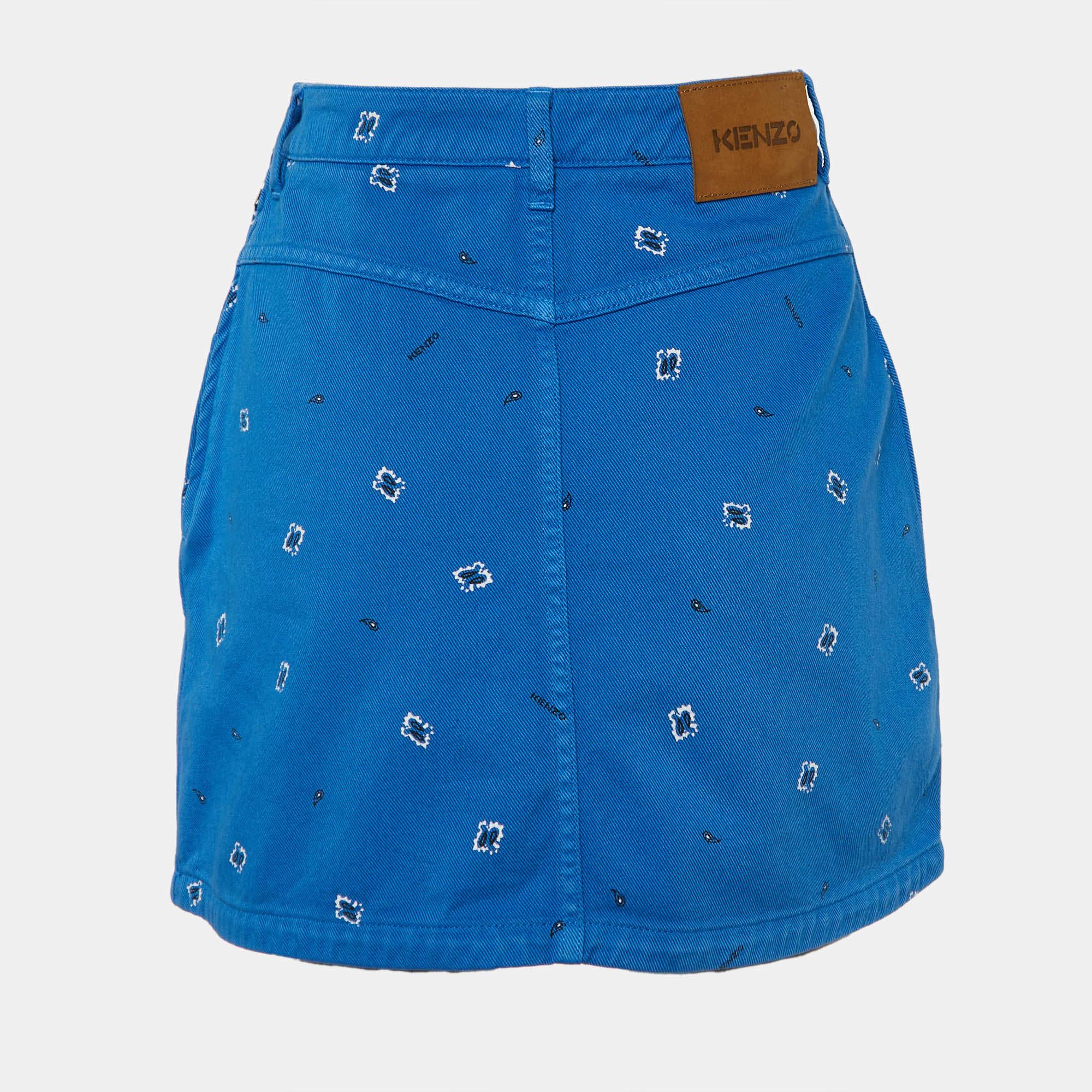 Experience the charm of designer clothing with this gorgeous skirt. Made from quality fabrics the skirt has a simple allure and a great fit. Pair it up with a tailored blouse or a simple top and high heels.