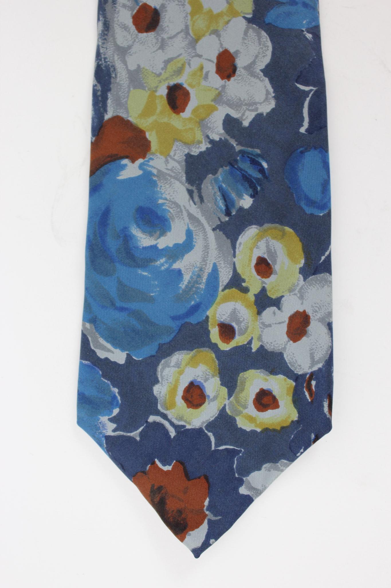 Kenzo vintage 90s floral tie. Blue background with red and beige floral designs. 100% silk fabric. Made in Italy.

Length: 142 cm
Width: 10 cm