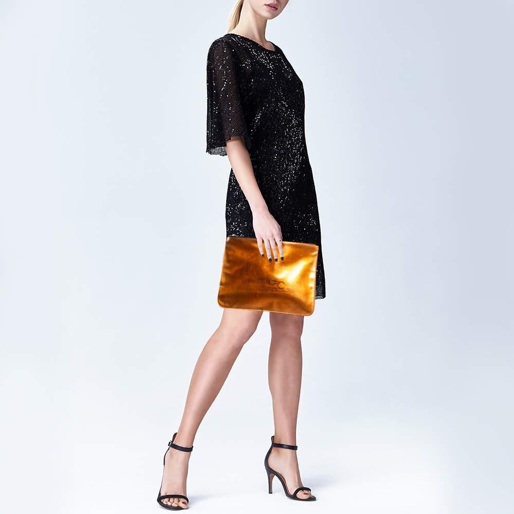 Crafted from quality materials your wardrobe is missing out on this beautifully made designer clutch. Look your fashionable best in any outfit with this stylish clutch that promises to elevate your ensemble.