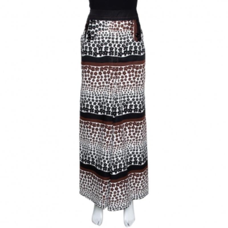 Kenzo is famous for creating clothes high on opulence. This maxi skirt comes in brown, covered in floral prints. Made from 100% cotton, the creation has a zip closure. The skirt has a great feel and an elegant appeal.