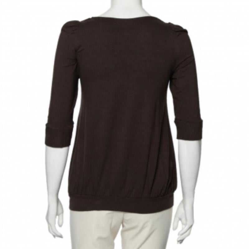 Questo top di Kenzo è davvero grazioso ed elegante nella sua silhouette ed è una scelta perfetta per le uscite casual. Realizzato con materiali pregiati, questo top marrone sfoggia un grazioso dettaglio floreale applicato sul davanti e un collo