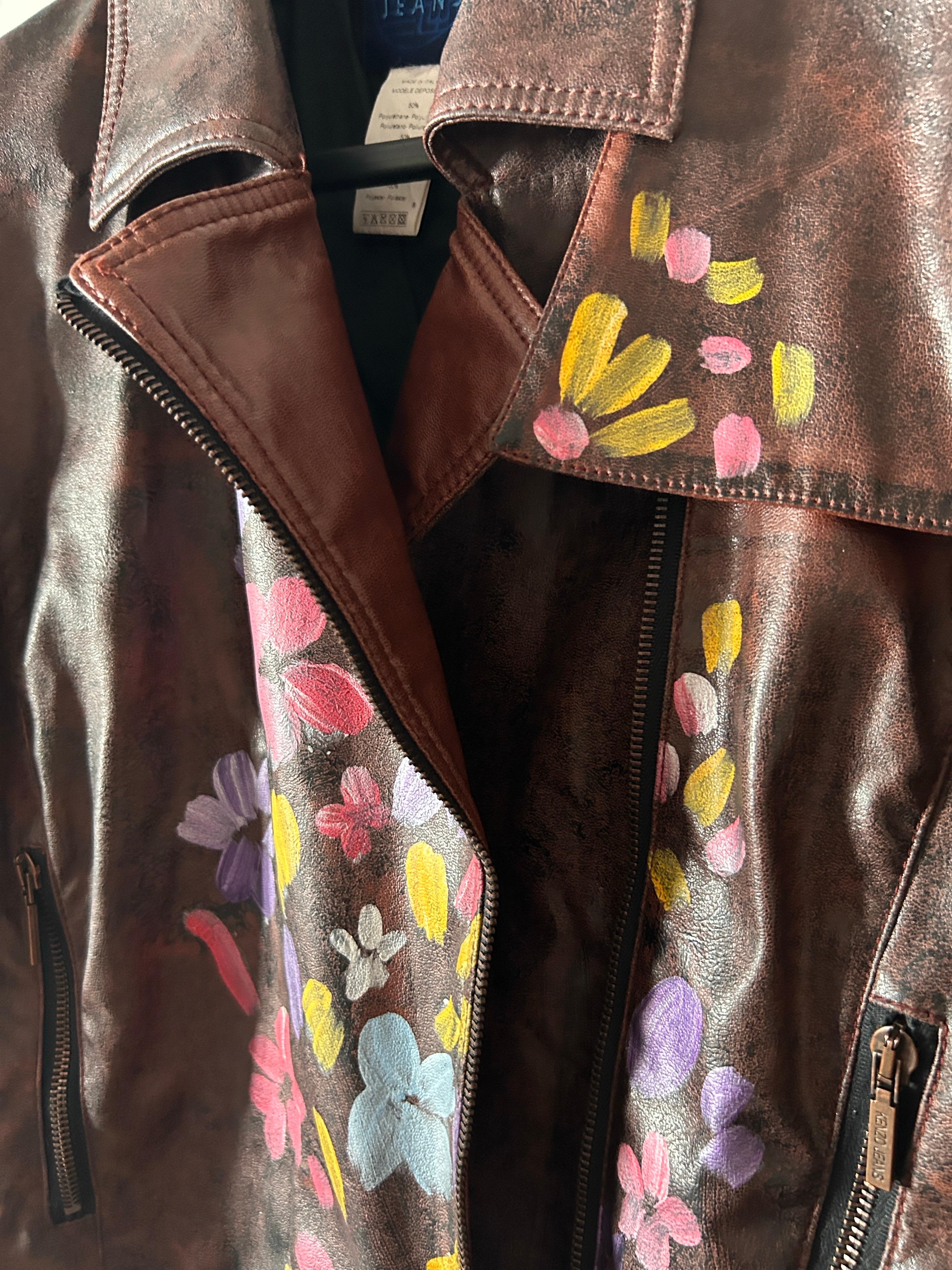Giacca vintage da donna Kenzo degli anni '90. Stile biker cropped, chiusura con zip, tasche e maniche con logo. Marrone scuro con disegni floreali dipinti a mano. Giacca in ottime condizioni.
Taglia: 42 IT
Spalle: 42 cm
Bust: 47 cm
Lunghezza: 53