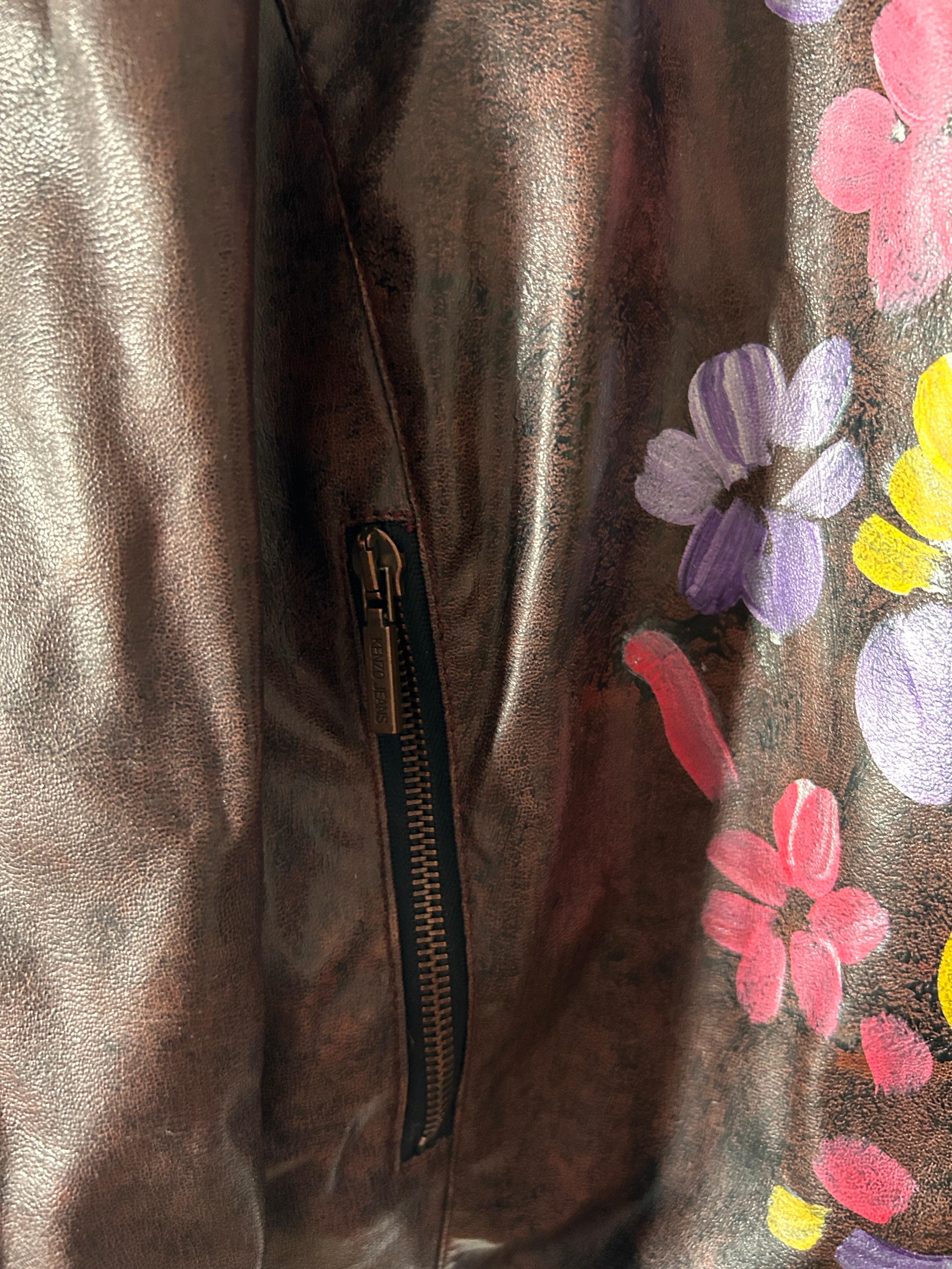 Giacca biker Kenzo in vernice marrone con fiori vintage anni '90 In condizioni ottime a Brindisi, Bt