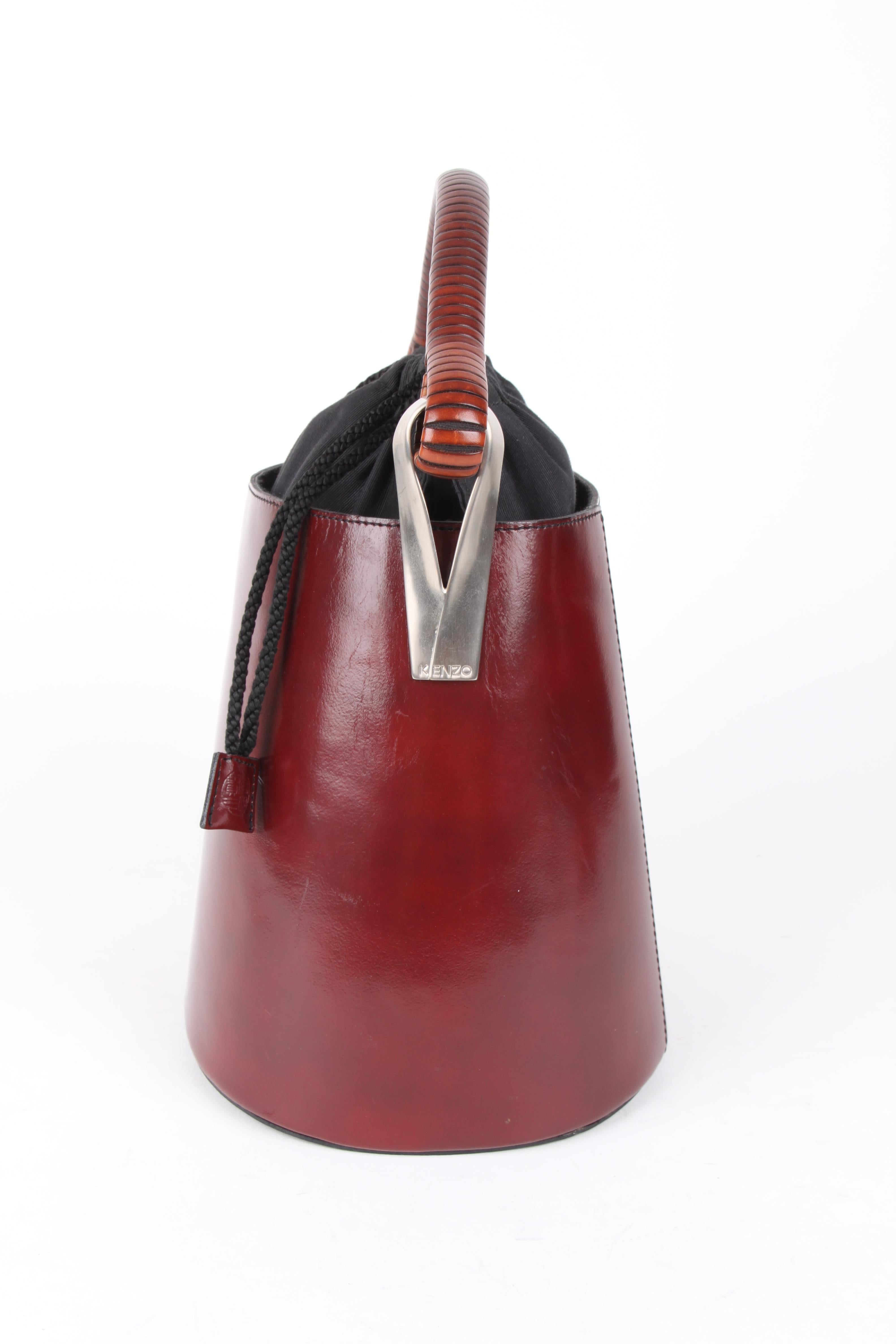 Kenzo Sac à seau en cuir Pagodon 1998.

Les accessoires tels que le sac seau à bandoulière reflètent l'essence hybride de la collection Kenzo. Véritablement pratique, il s'adapte à vos besoins quotidiens.

Présenté pour la première fois en 1998, le