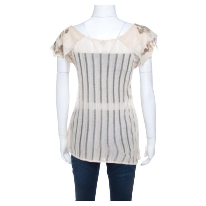 Dieses Oberteil von Kenzo ist mit seinen subtilen Mustern ein unverzichtbarer Bestandteil der Garderobe. Dieses cremefarbene Kleidungsstück ist über und über mit einem Streifenmuster versehen und hat Tüllärmel. Verwöhnen Sie sich mit diesem