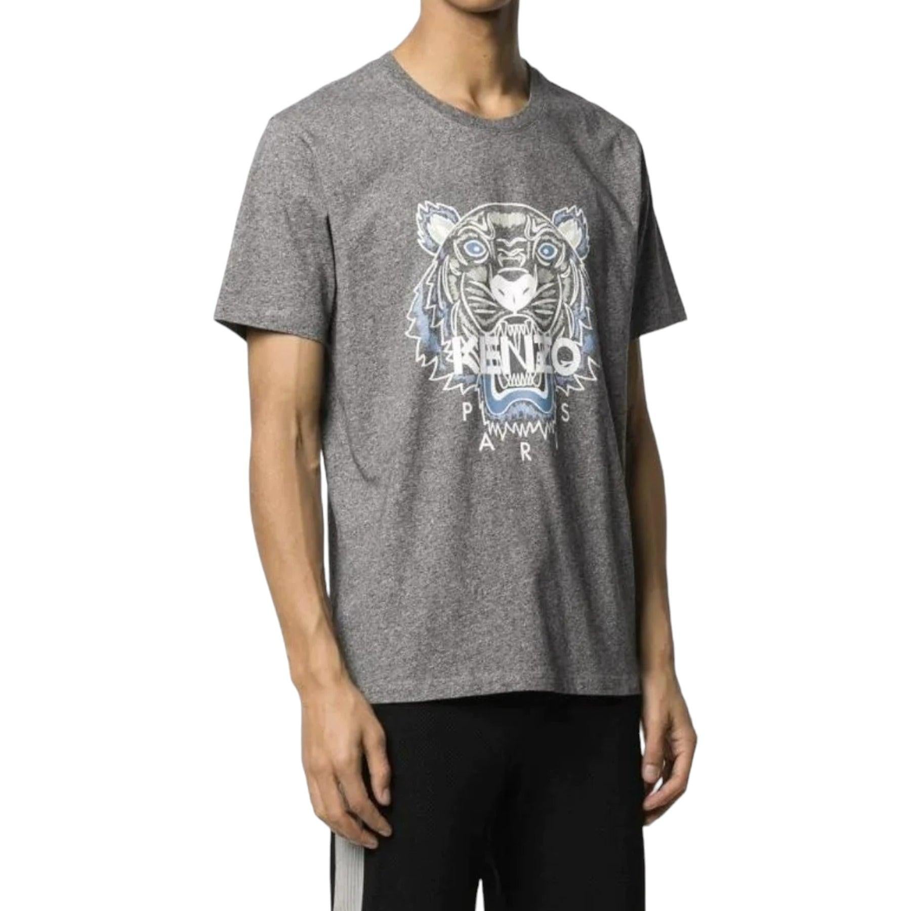 Classic Kenzo t-shirt in cotton. Round neck.

Additional information:
Material: Cotton
Style: 5TS050 4YA 98
Color: Gray
Size: Large
Country: Portugal
Dimension: 21