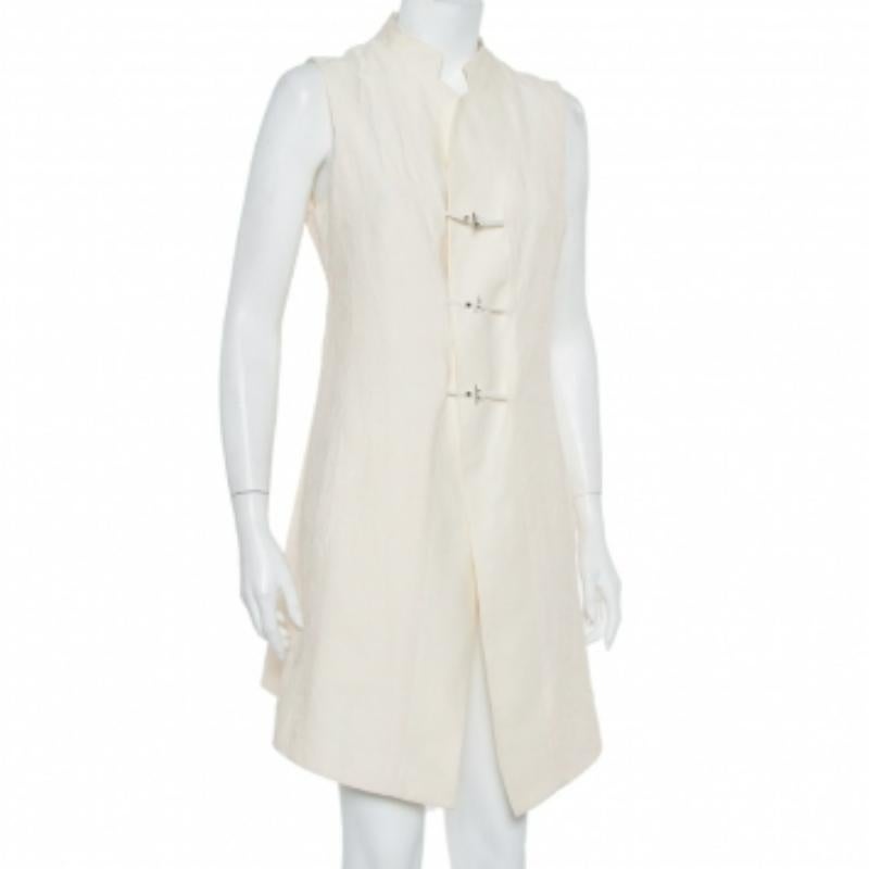 You'll love wearing this mid-length vest with simple casuals. It is made from linen and designed with front toggle clasps and external pockets. The cream jacket is stylish and comfortable.