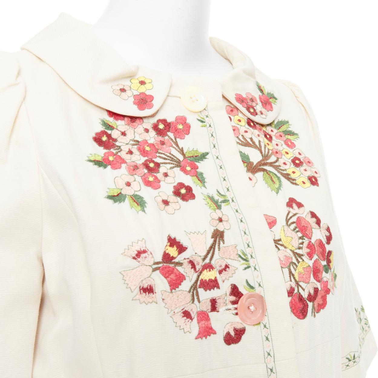 KENZO abito cappotto in cotone con ricamo floreale rosa crema FR38 M.
Riferimento: GEGG/A00166
Marchio: Kenzo
Materiale: Cotone
Colore: Crema, Multicolore
Modello: Floreale
Chiusura: bottone
Fodera: Tessuto crema
Prodotto in: