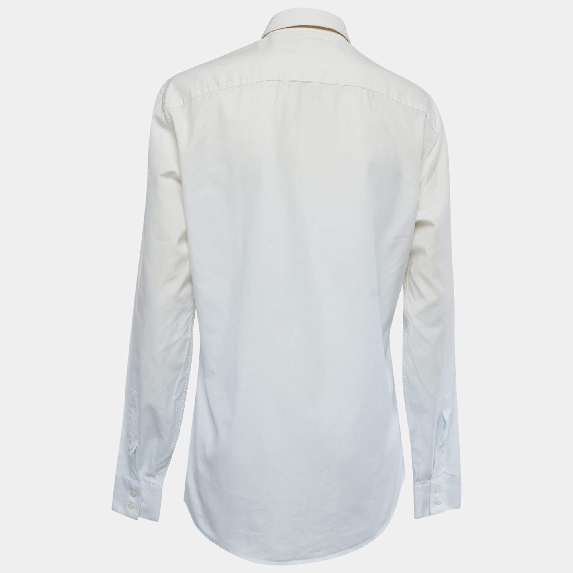 Questa camicia firmata è favolosa. È realizzata con materiali pregiati e presenta una silhouette aderente. Abbinalo a pantaloni e mocassini per un ensemble di tendenza.