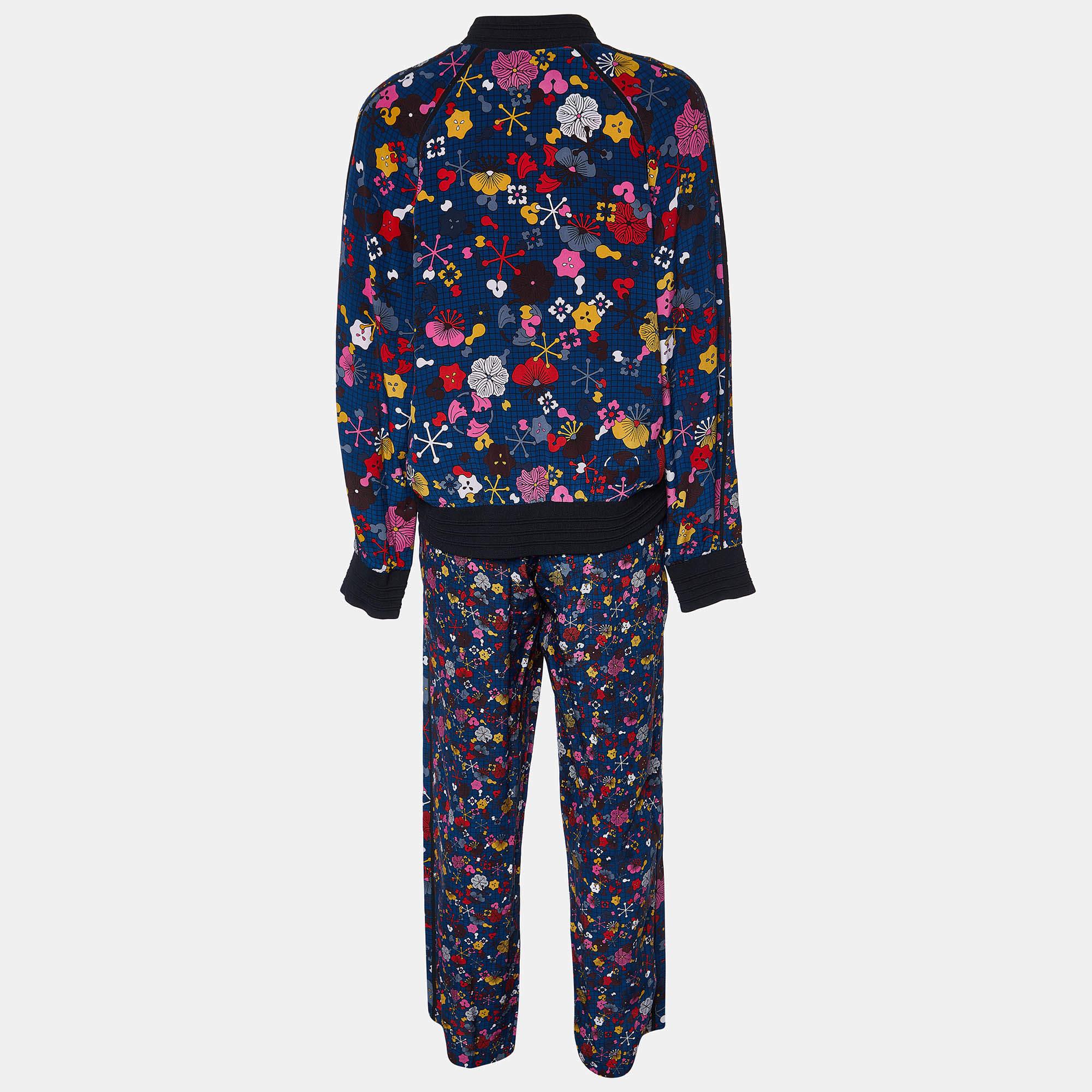 Perfect for casual outings or errands, this pair of track suit is the best piece to feel comfortable and stylish in. It flaunts a catchy shade and a relaxed fit.