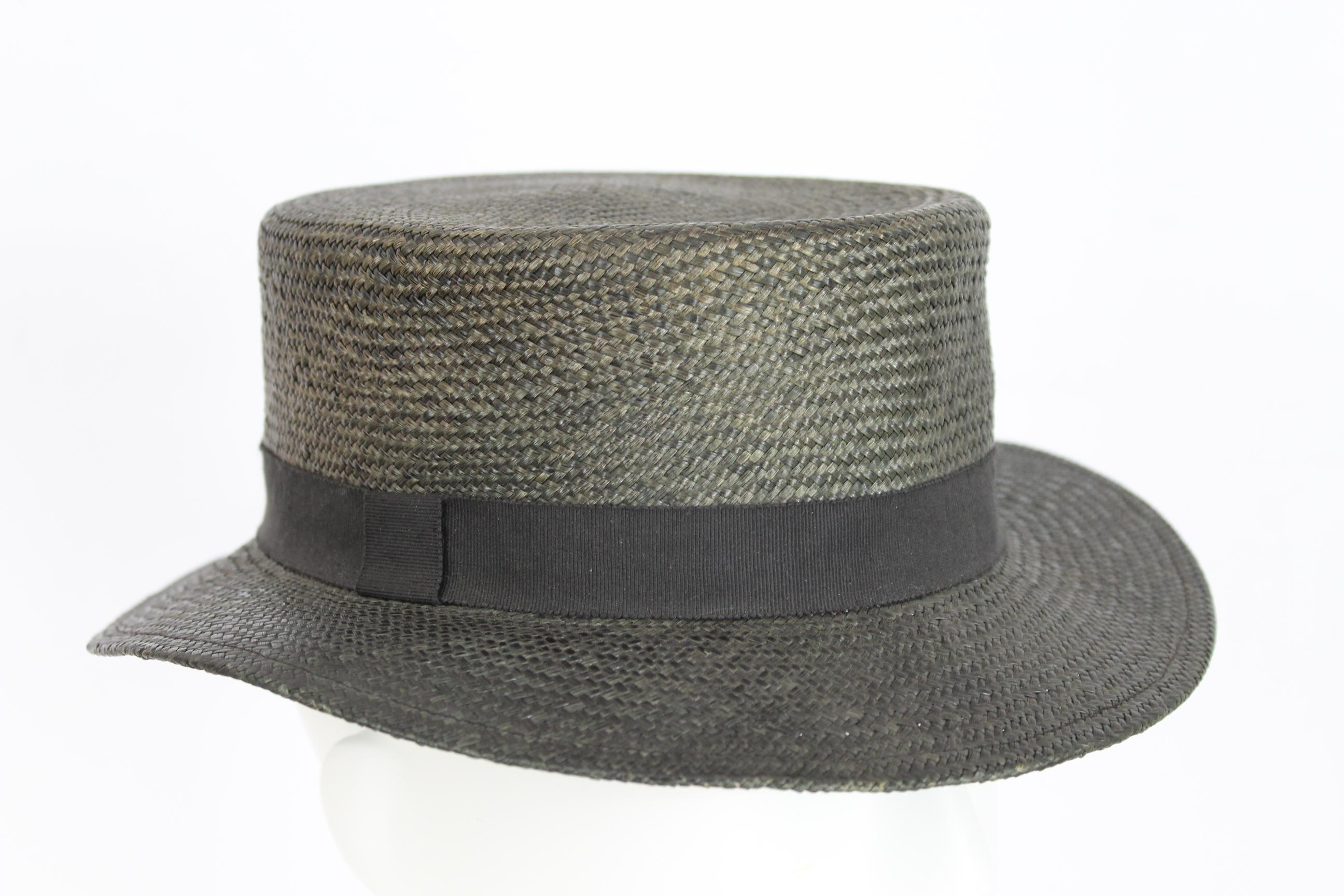 Kenzo vintage women's 90s hat. Fedora model, woven straw type, rigid, dark gray color. Made in Italy. Excellent vintage conditions.

Diameter: 17 cm