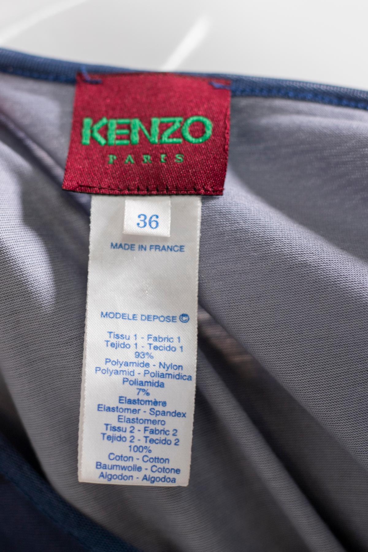 Bellissimo abito vintage disegnato dal grande stilista Kenzo negli anni '90. Prodotto in Francia. Il vestito ha l'etichetta originale.
L'abito ha una lunghezza sotto il ginocchio ed è di un elegante colore blu regalo.
L'abito ha spalline larghe e un
