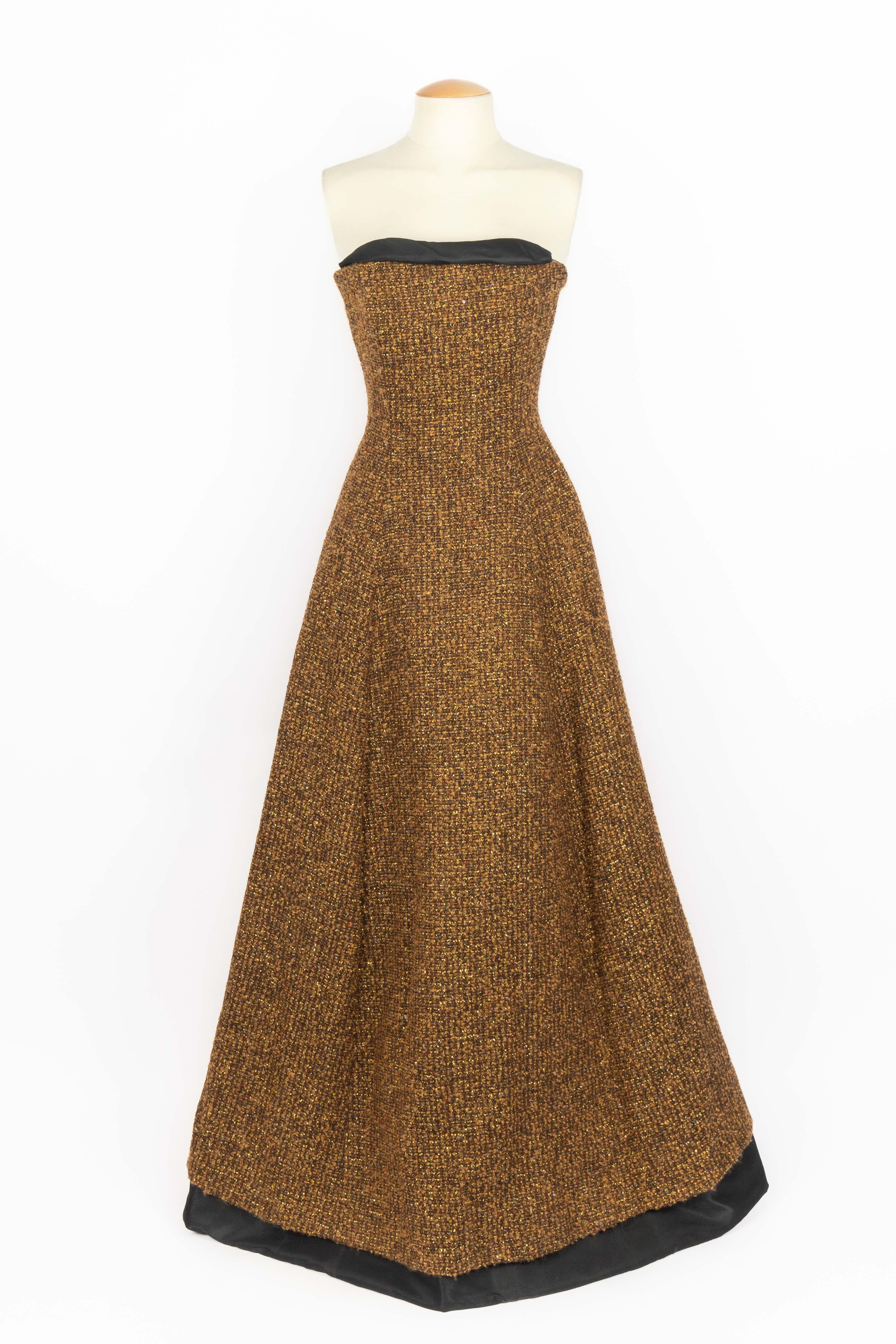 KENZO - Tweed bustier evening dress with golden and caramel bouclé, and an impressive black slipskirt. No size indicated, it fits a 36FR. 1999 Fall-Winter Collection.

Condition:
Very good condition

Dimensions:
Chest: 37 cm - Waist: 30 cm - Length: