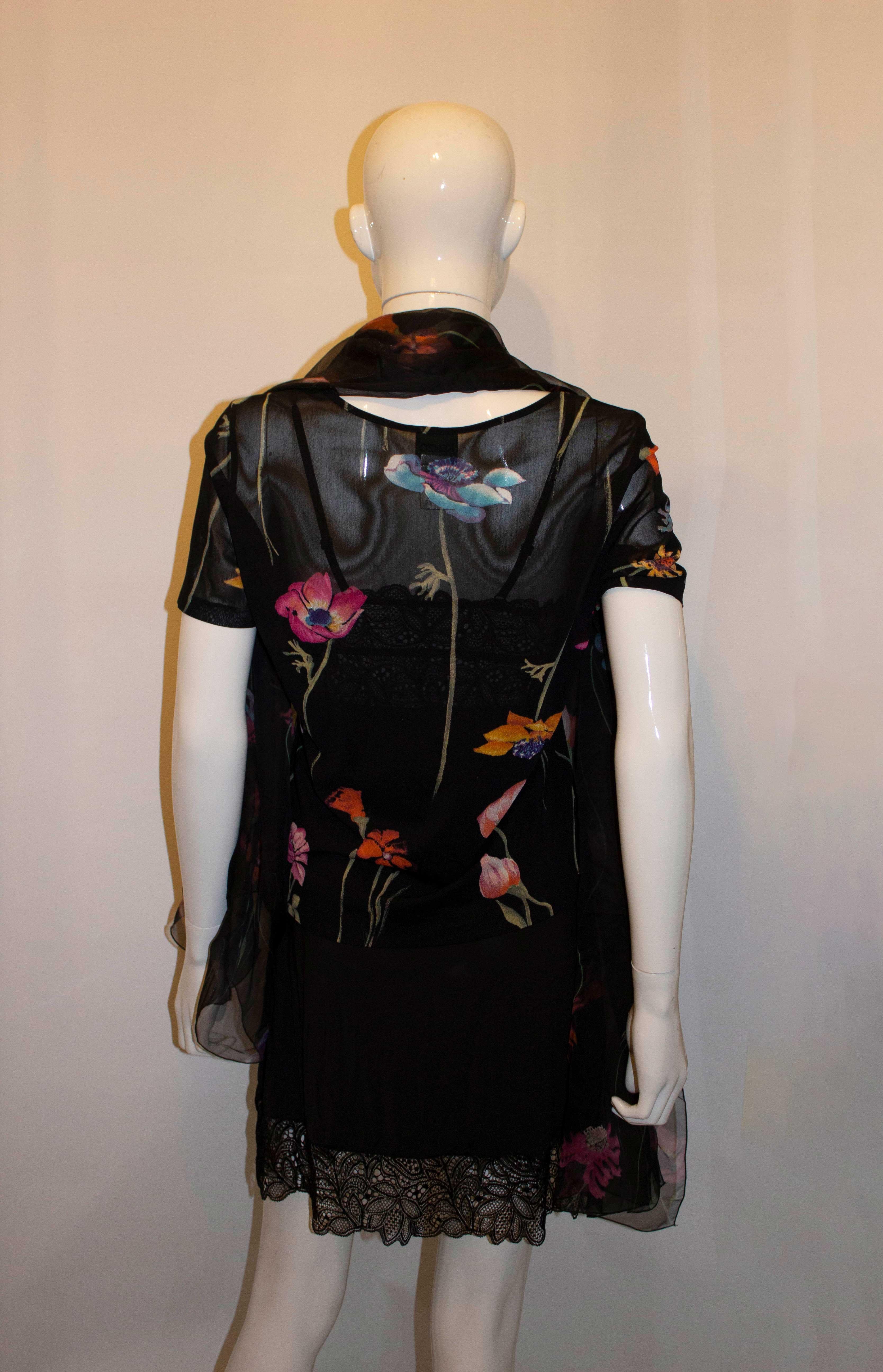 Top con stampa Foral di Kenzo e sciarpa abbinata in vendita 1