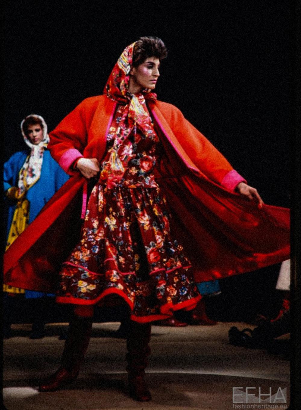 Rarissimo cappotto in lana Kenzo FW 1982/83. Un cappotto davvero bello che cattura l'essenza della filosofia di design di Kenzo. Una creazione magistrale che incarna lo stile caratteristico del marchio: audace, vibrante e realizzato in modo