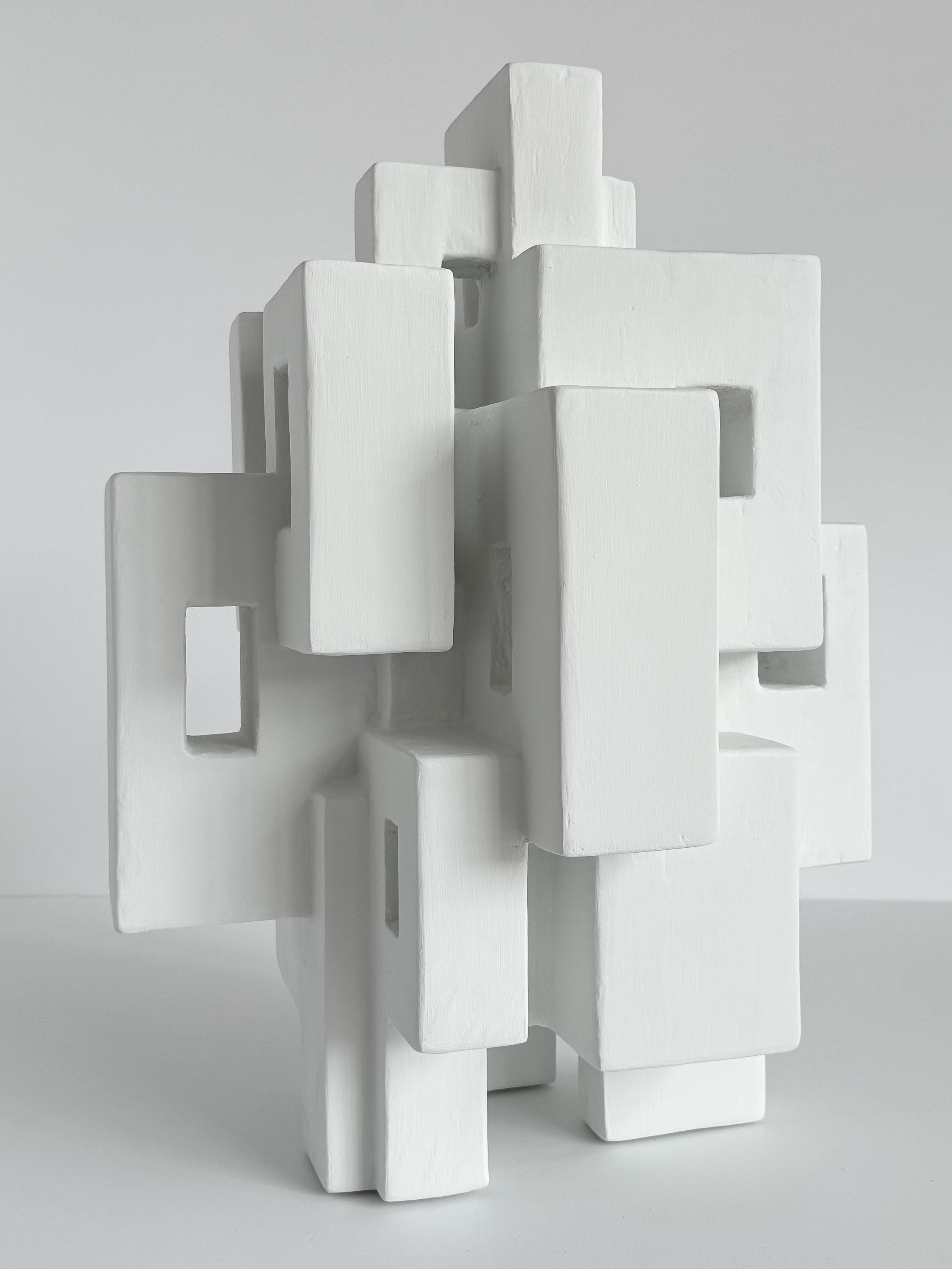 Geometrische abstrakte Skulptur „Kenzo“ von Dan Schneiger (Gips) im Angebot
