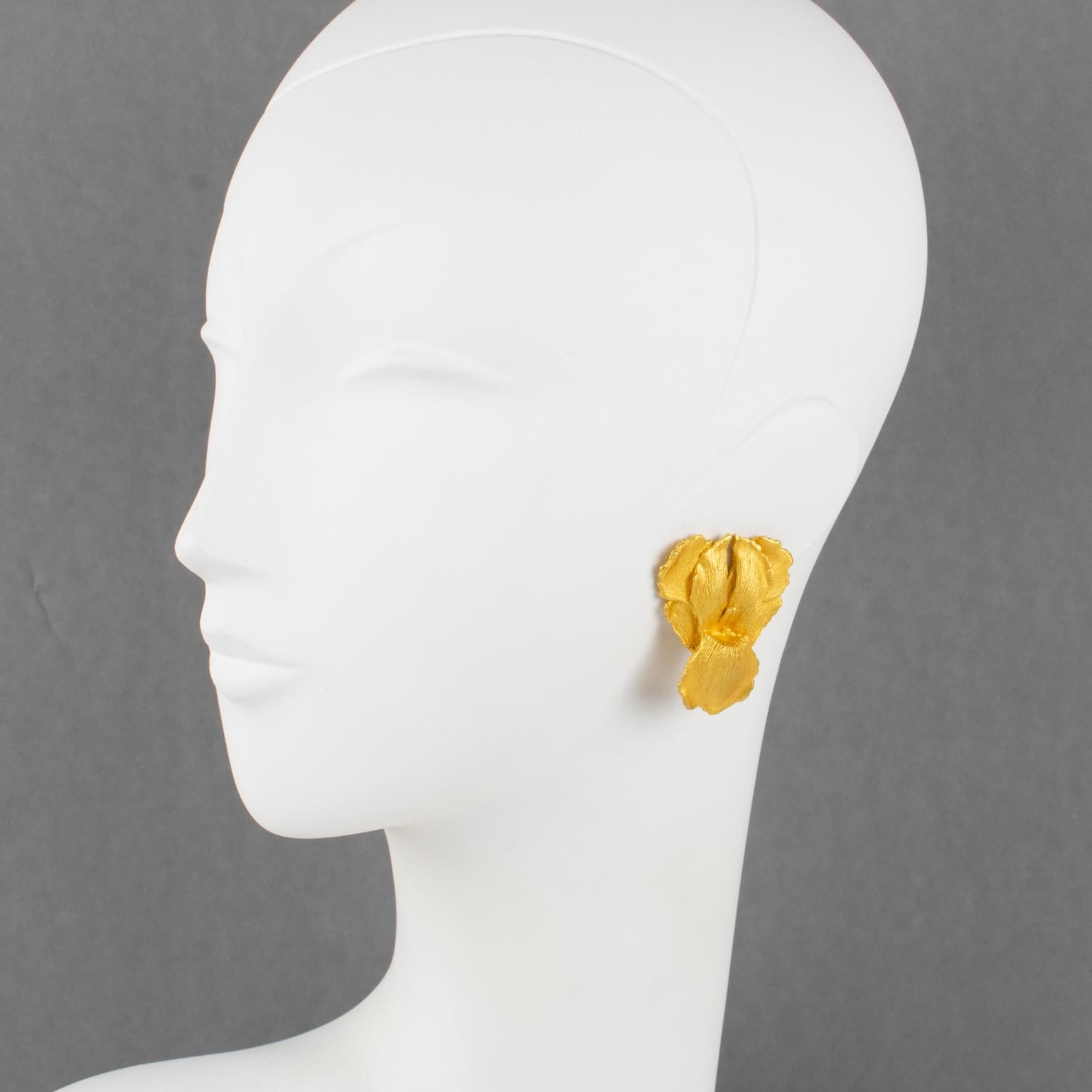 These mesmerizing Kenzo Paris floral clip-on earrings feature semi-mat gilt metal and carved and textured iris flowers. The brand signature, 