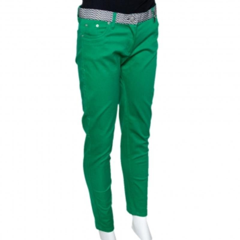 Toutes les femmes méritent d'avoir un beau pantalon dans leur garde-robe. Élégant et tendance, ce pantalon Kenzo définira votre goût en matière de mode. Complétez votre tenue quotidienne avec ce pantalon en coton, orné d'une ceinture contrastée.