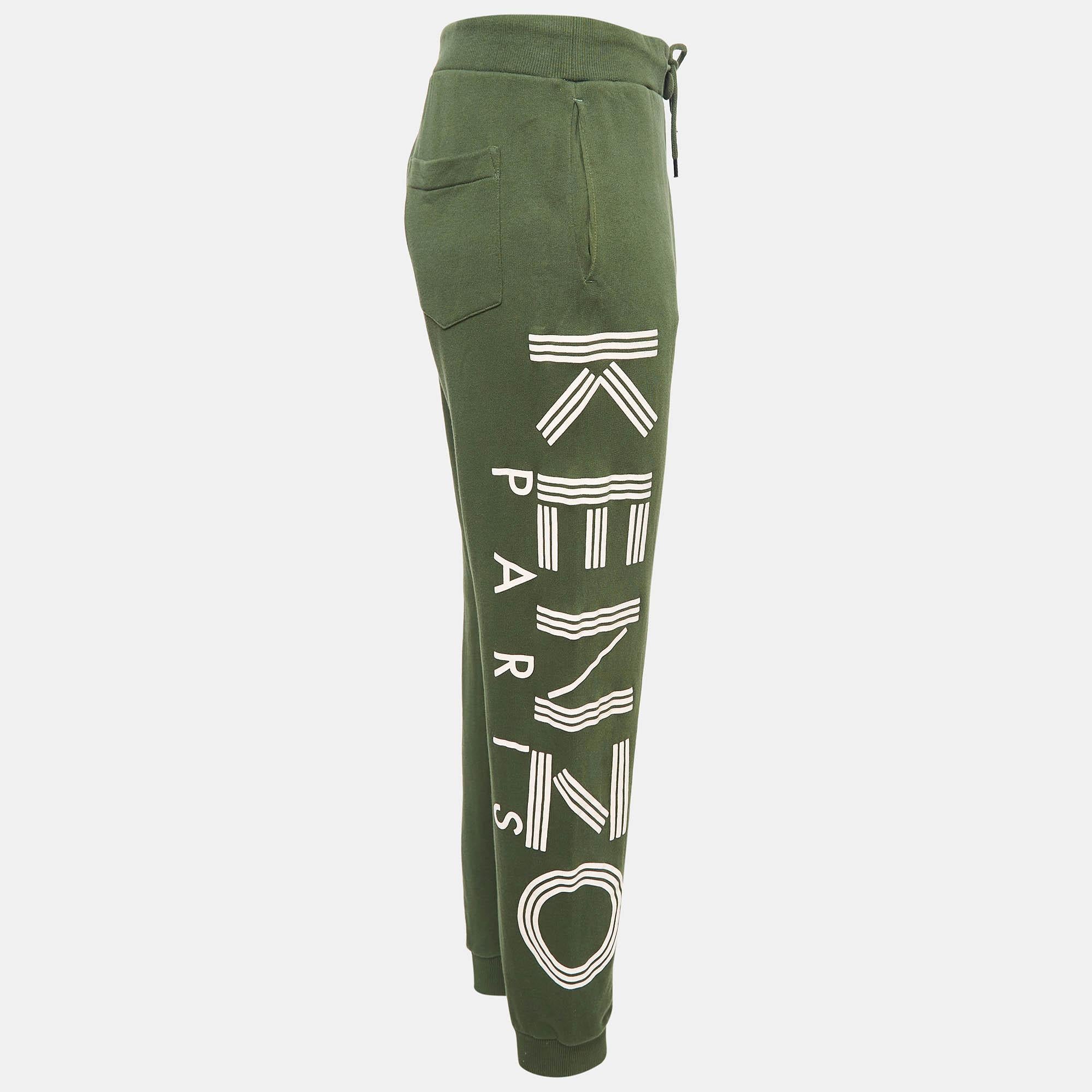 Découvrez la fusion parfaite du style et de la fonctionnalité avec ce pantalon de survêtement de créateur. Le choix des matériaux et la conception axée sur le confort et la durabilité les rendent adaptés à toutes les occasions, qu'il s'agisse de se