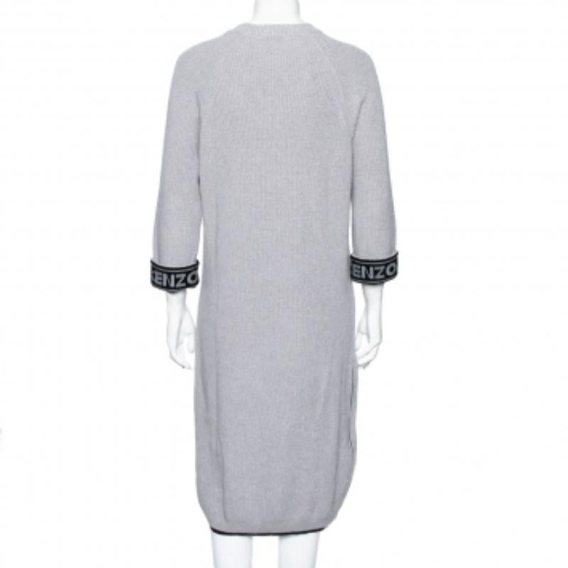 Cette robe pull de la maison Kenzo deviendra votre tenue d'hiver préférée en un rien de temps. Chic et confortable, cette robe est taillée dans une maille grise et ses manches sont ornées d'un logo. Cette robe Kenzo est vraiment le meilleur choix