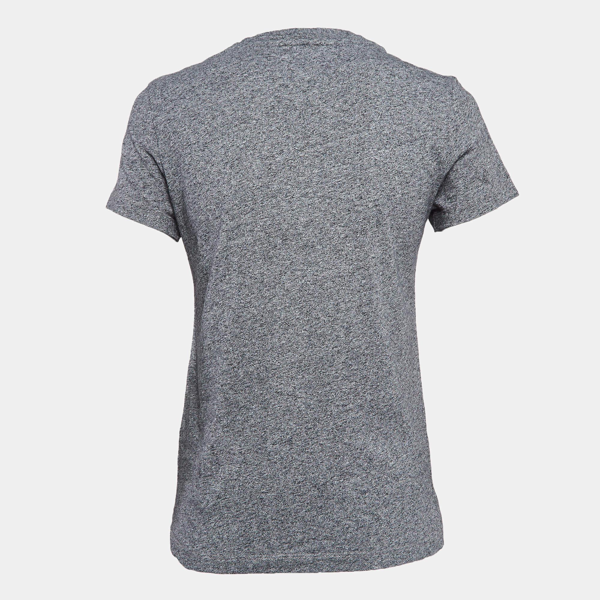 Kenzo gives a stylish spin to the simple round neck T shirt with this piece. It is made in a short sleeve design and the look is elevated with prints on the front.