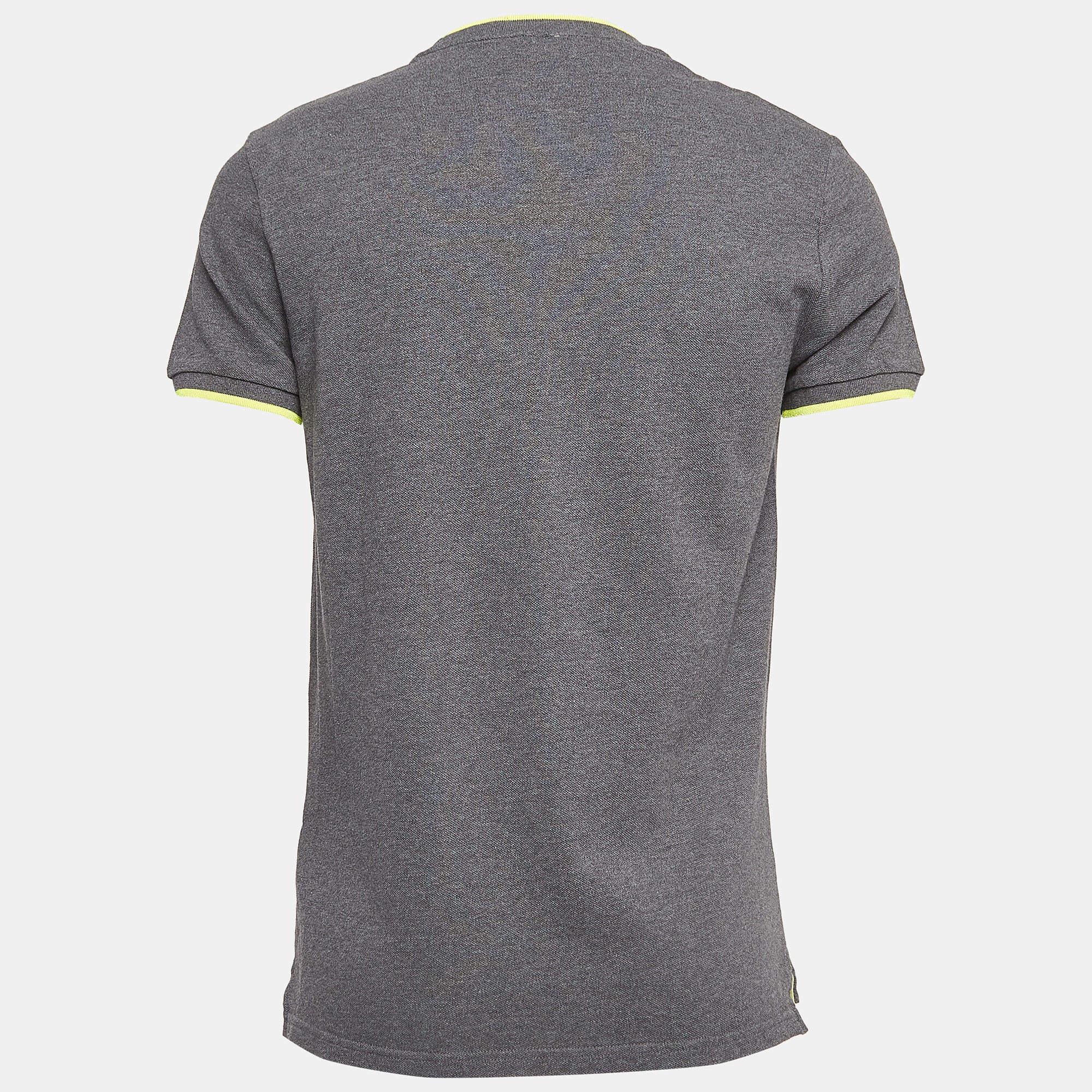 Ottieni il comfort e il giusto stile casual con questa maglietta firmata. Progettata per essere affidabile e durevole, la creazione presenta una scollatura semplice e dettagli firmati.