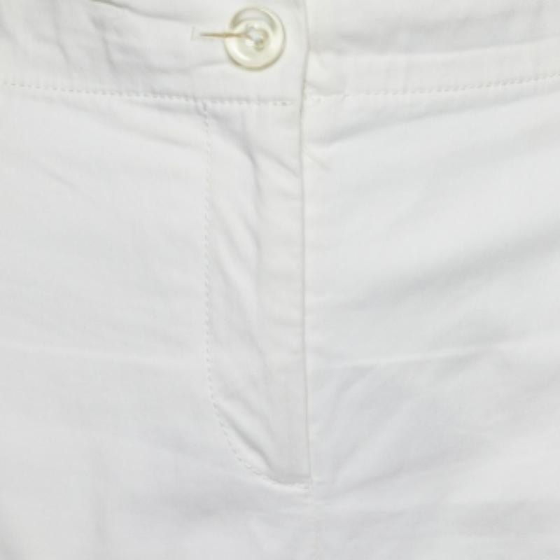 Les shorts sont indispensables à toute tenue d'été ou de vacances. Ce short long de la maison Kenzo est confortable et élégant. Ils sont confectionnés en coton ivoire et présentent une fermeture boutonnée et deux poches. Faites preuve de style en