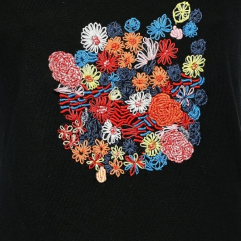 Kenzo Jeans T-shirt à col dégagé en tricot de coton brodé bleu nuit XL Bon état - En vente à Dubai, Al Qouz 2