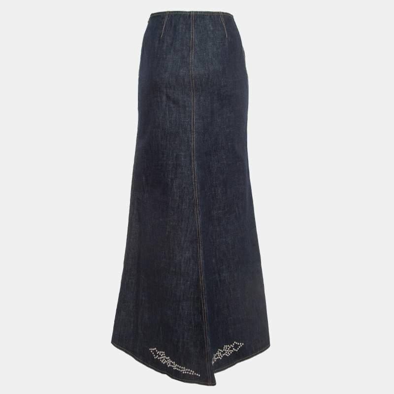 Experience the charm of designer clothing with this gorgeous skirt. Made from quality fabrics the skirt has a simple allure and a great fit. Pair it up with a tailored blouse or a simple top and high heels.