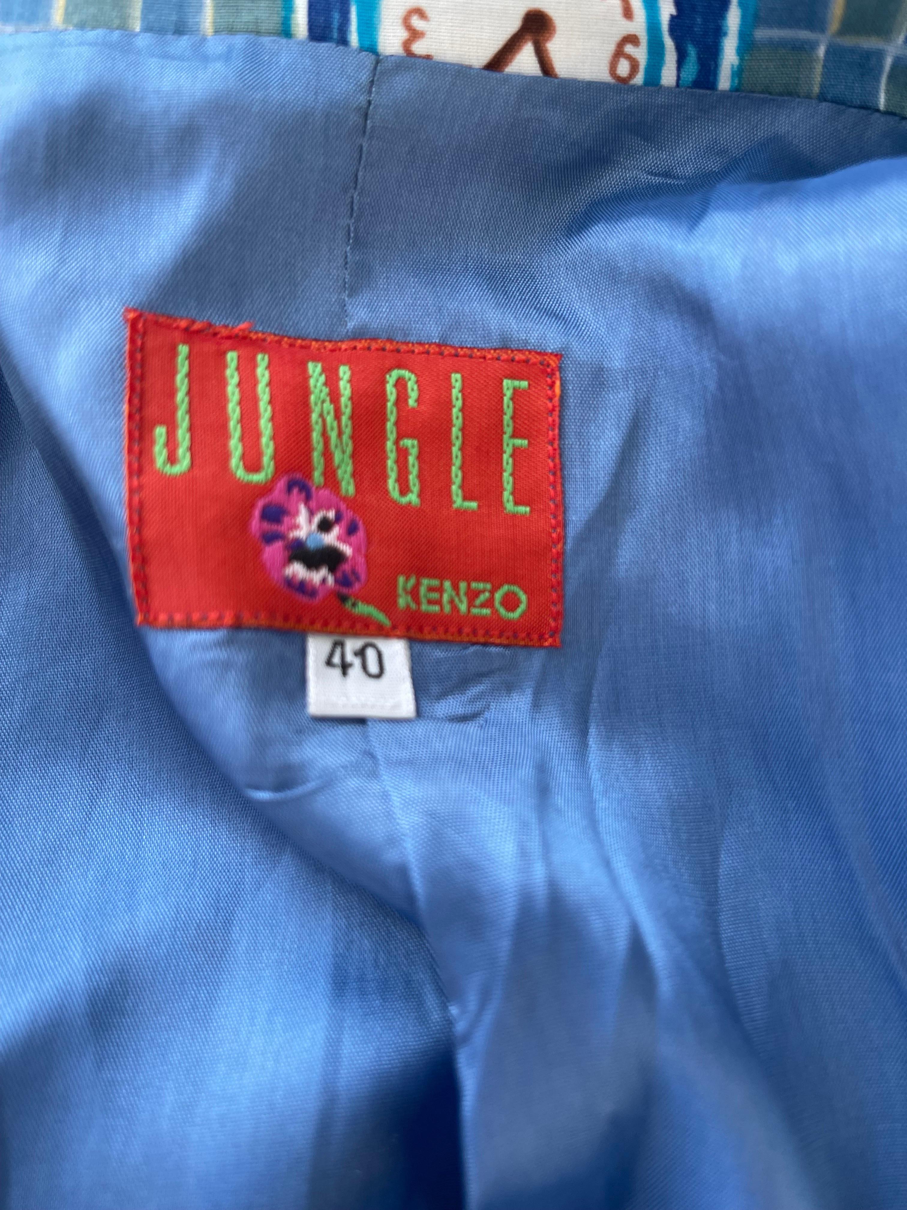 Seltene Mitte der 80er Jahre KENZO JUNGLE hellblau mehrfarbig Neuheit Druck Blazer Jacke ! Viskosegewebe in leuchtenden Farben von Blau, Terrakotta, Gelb, Türkis und Braun. Drei Knöpfe auf der Vorderseite und zwei Taschen auf jeder Seite der Taille.
