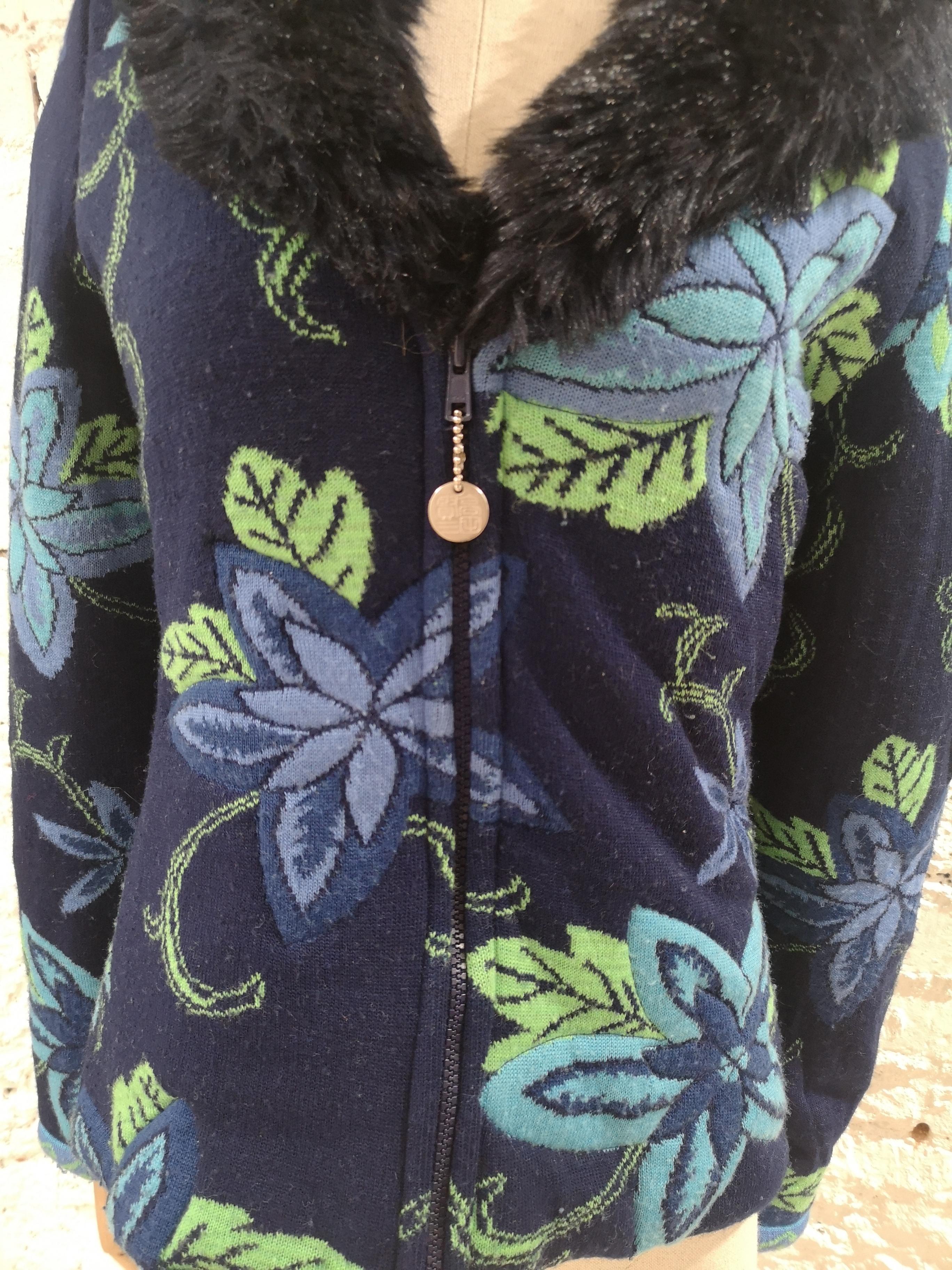 Kenzo Dschungel-Wolljacke / Strickjacke
Blaue und grüne Wolljacke von Kenzo 
verschönert mit Kunstpelzkragen
größe L
