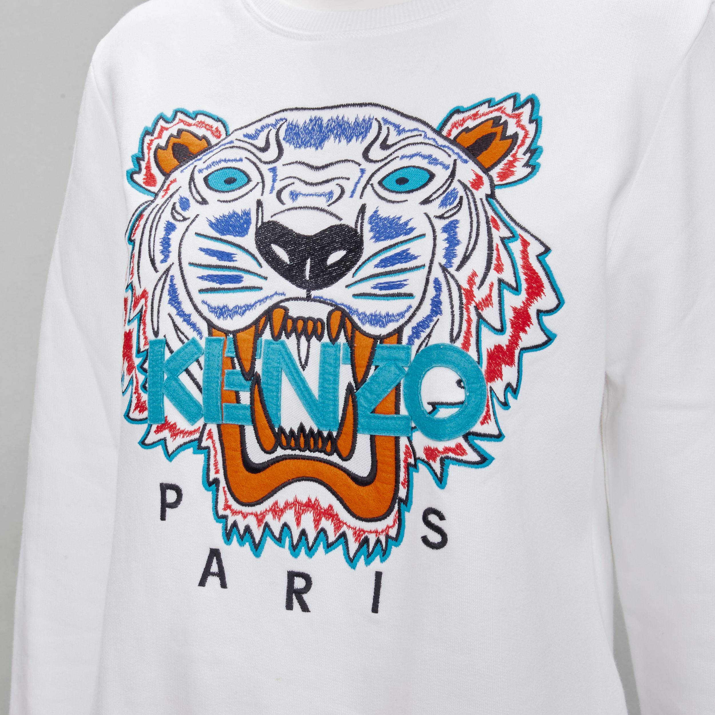 KENZO JUNGLE white cotton blue Tiger embroidery pullover sweatshirt L
Marque : Kenzo
Matériau : Coton
Couleur : Whiting
Motif : Imprimé animal
Fabriqué au : Portugal

CONDITION :
Condition : Excellent, cet article était d'occasion et est en