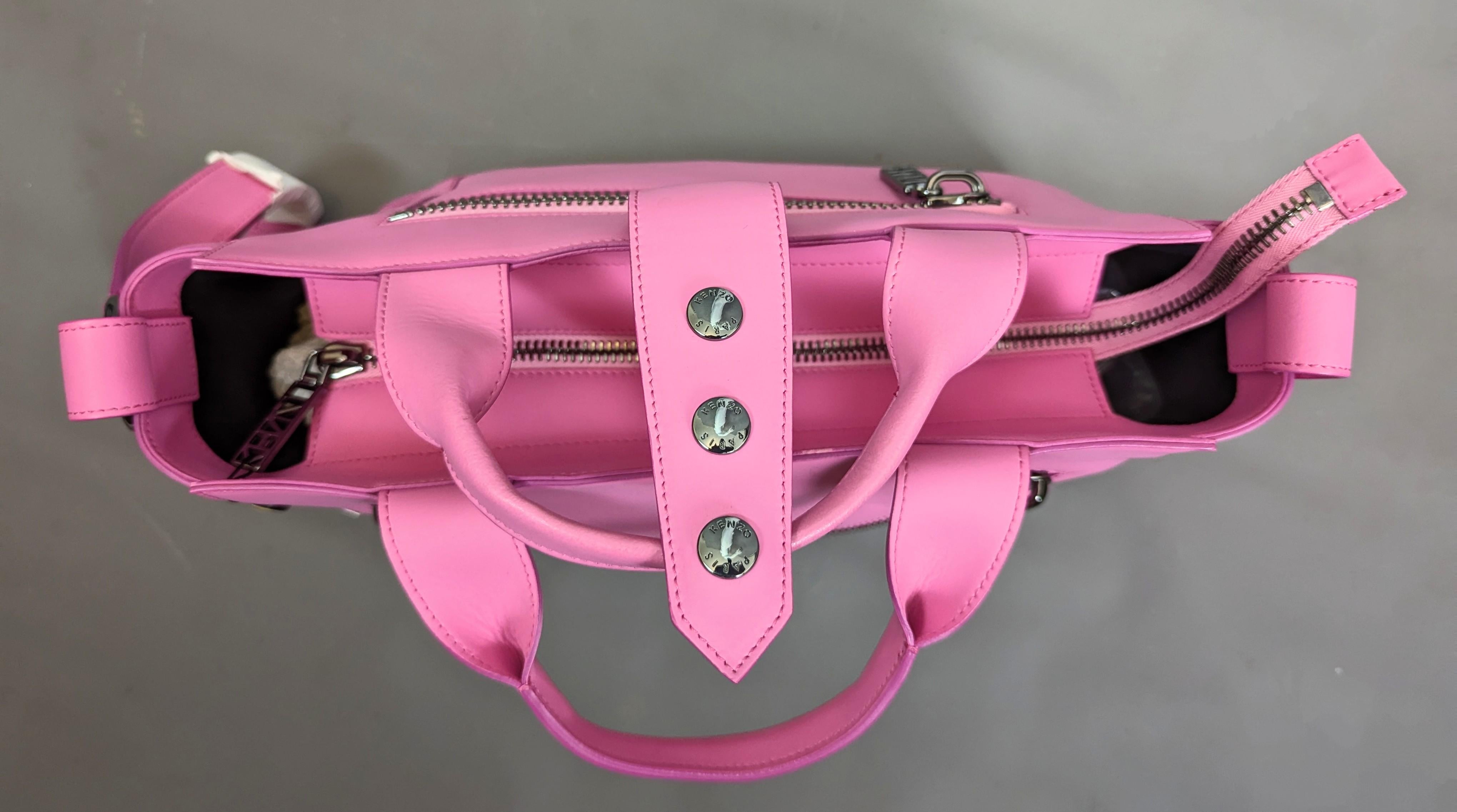 Un precioso bolso tote Kenzo Kalifornia

El cuero engomado rosa intenso es lo que realmente distingue a este bolso.

Es un bolso tote de buen tamaño con asas superiores resistentes y una correa para el hombro, la correa para el hombro sigue envuelta