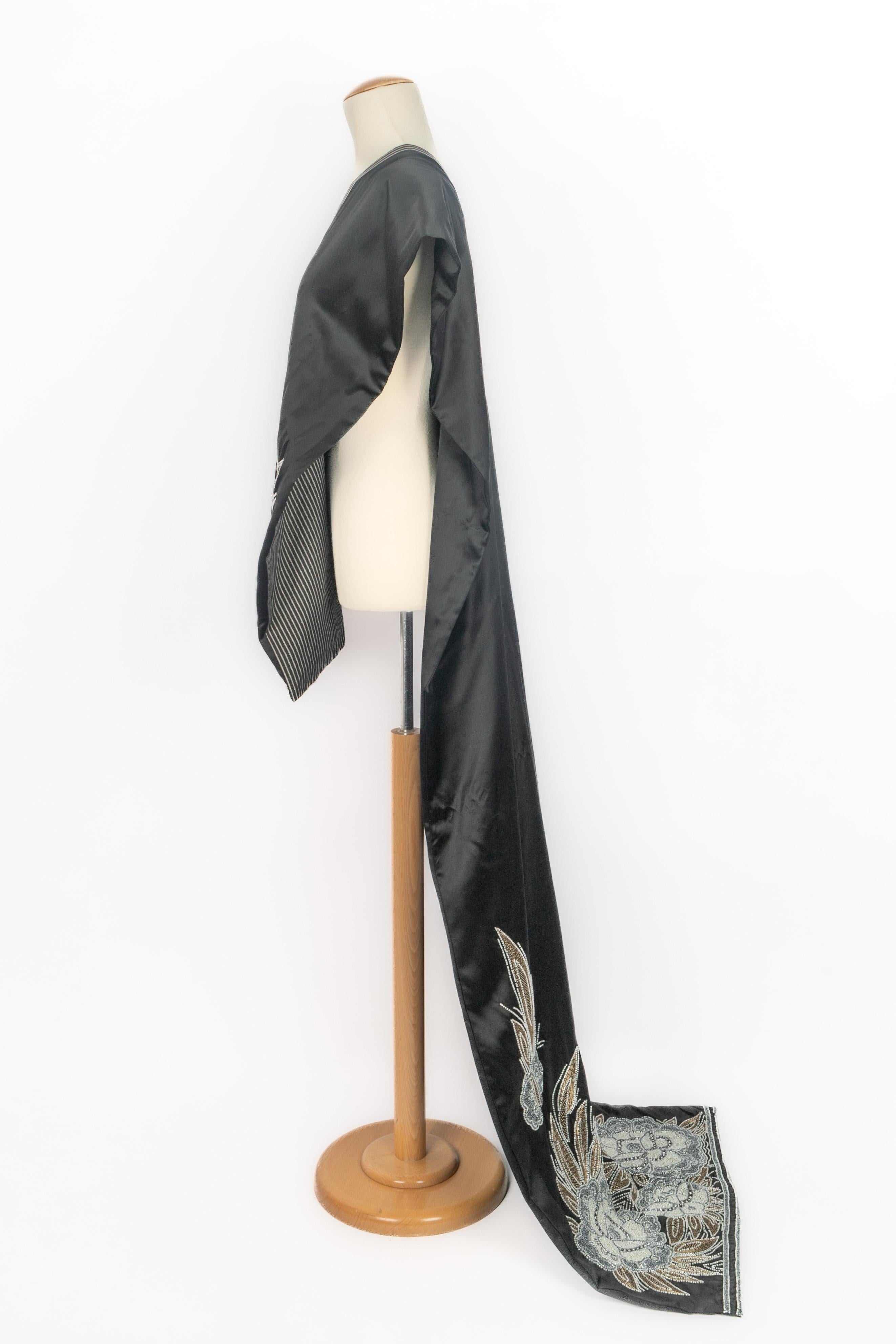 KENZO - Schwarze Kimonojacke aus Satin und Samt, verziert mit einem Blumenmuster aus Perlen und Strasssteinen. Keine Größenangabe, es passt eine Einheitsgröße.

Bedingung:
Sehr guter Zustand

Abmessungen:
Schulterbreite: 69 cm - Höhe: 250