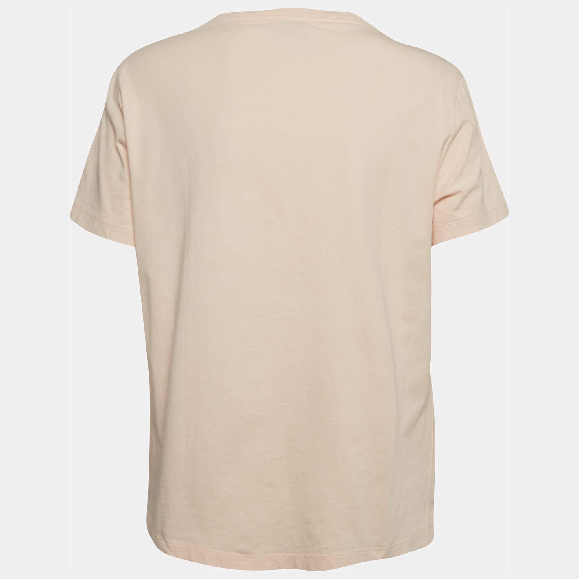 Una perfetta combinazione di comfort, lusso e stile: questa t-shirt firmata è un pezzo imperdibile Realizzata con materiali di qualità, può essere abbinata a pantaloni in denim e sneakers per un look cool.
